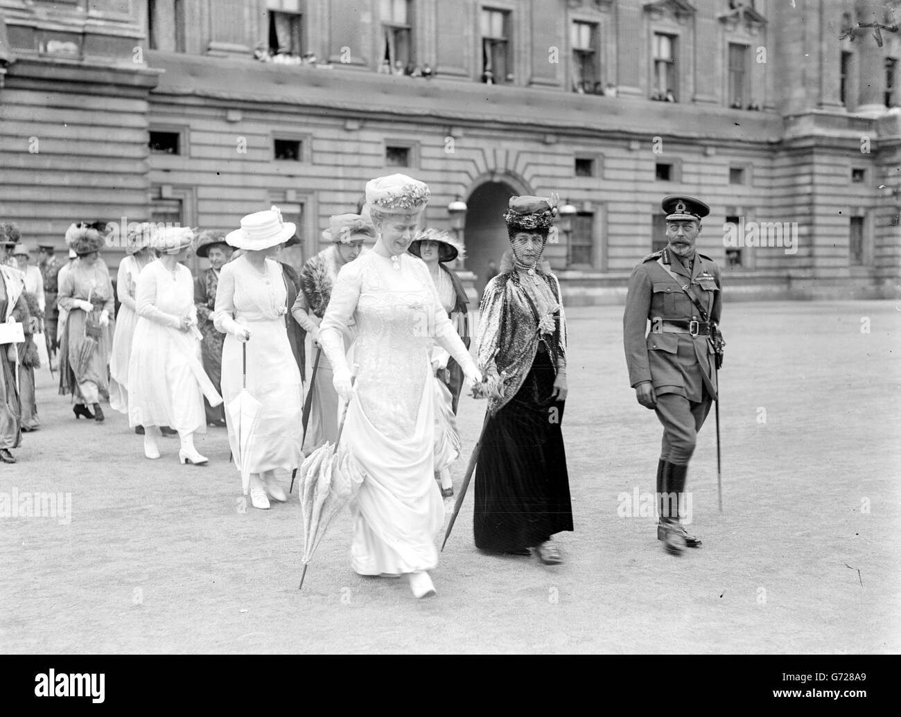 Le roi George V et la reine Mary avec la reine Alexandra quittent Buckingham Palace pour la journée pour assister à la parade de la victoire, 1919. Banque D'Images