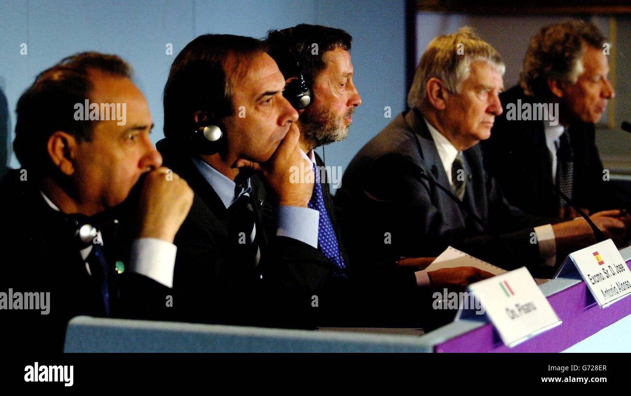 Home Secretary David Blunkett (3e gauche) siège avec ses chiffres opposés (de gauche à droite) Giuseppe Pisanu d'Italie, José Antonio Alonso Suarez d'Espagne, Otto Schily d'Allemagne et Dominique de Villepin de France lors d'une conférence de presse à la suite d'une réunion dans le domaine de l'Hassop Hall Hotel près de Bakewell. Blunkett a rencontré ses homologues européens pour discuter d'une répression contre les « passeurs d'argent » des terroristes. Banque D'Images