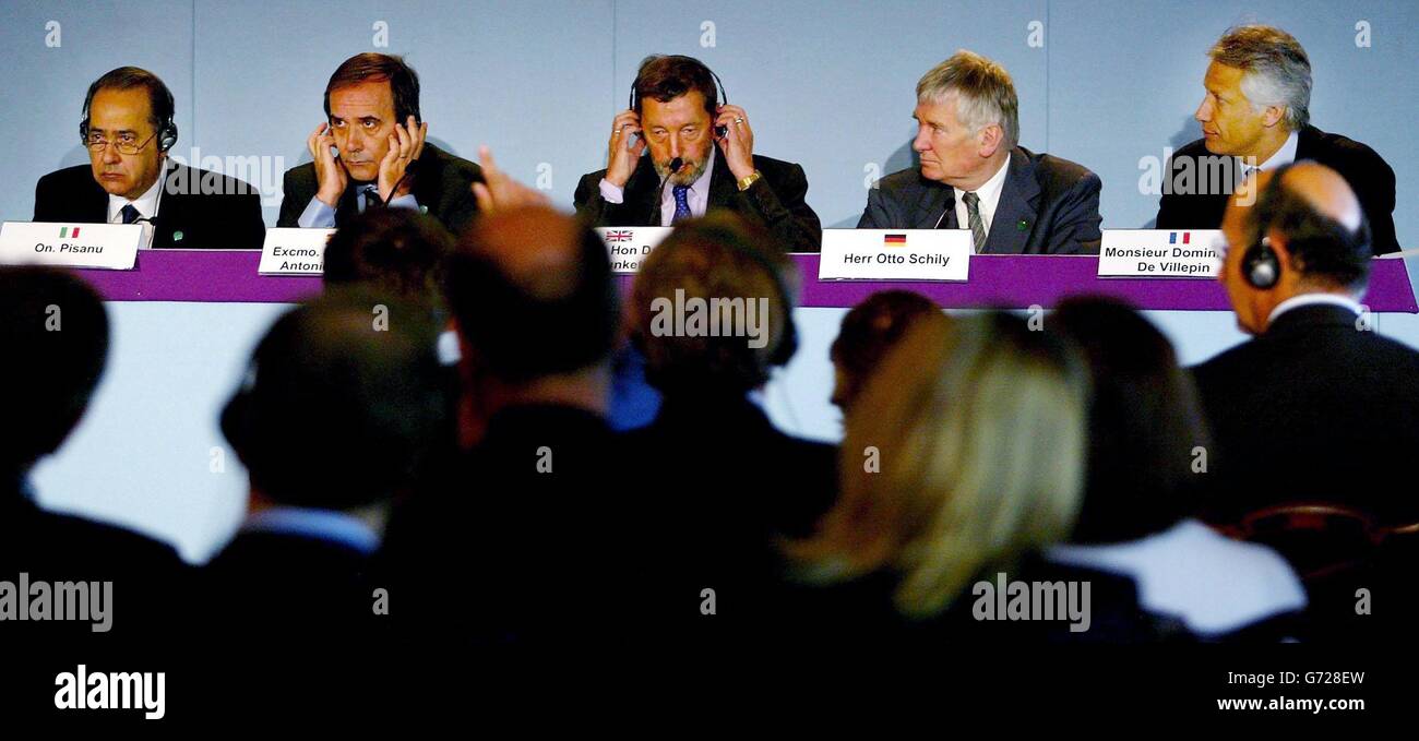 Home Secretary David Blunkett (3e gauche) siège avec ses chiffres opposés (de gauche à droite) Giuseppe Pisanu d'Italie, José Antonio Alonso Suarez d'Espagne, Otto Schily d'Allemagne et Dominique de Villepin de France lors d'une conférence de presse à la suite d'une réunion dans le domaine de l'Hassop Hall Hotel près de Bakewell. Blunkett a rencontré ses homologues européens pour discuter d'une répression contre les « passeurs d'argent » des terroristes. Banque D'Images