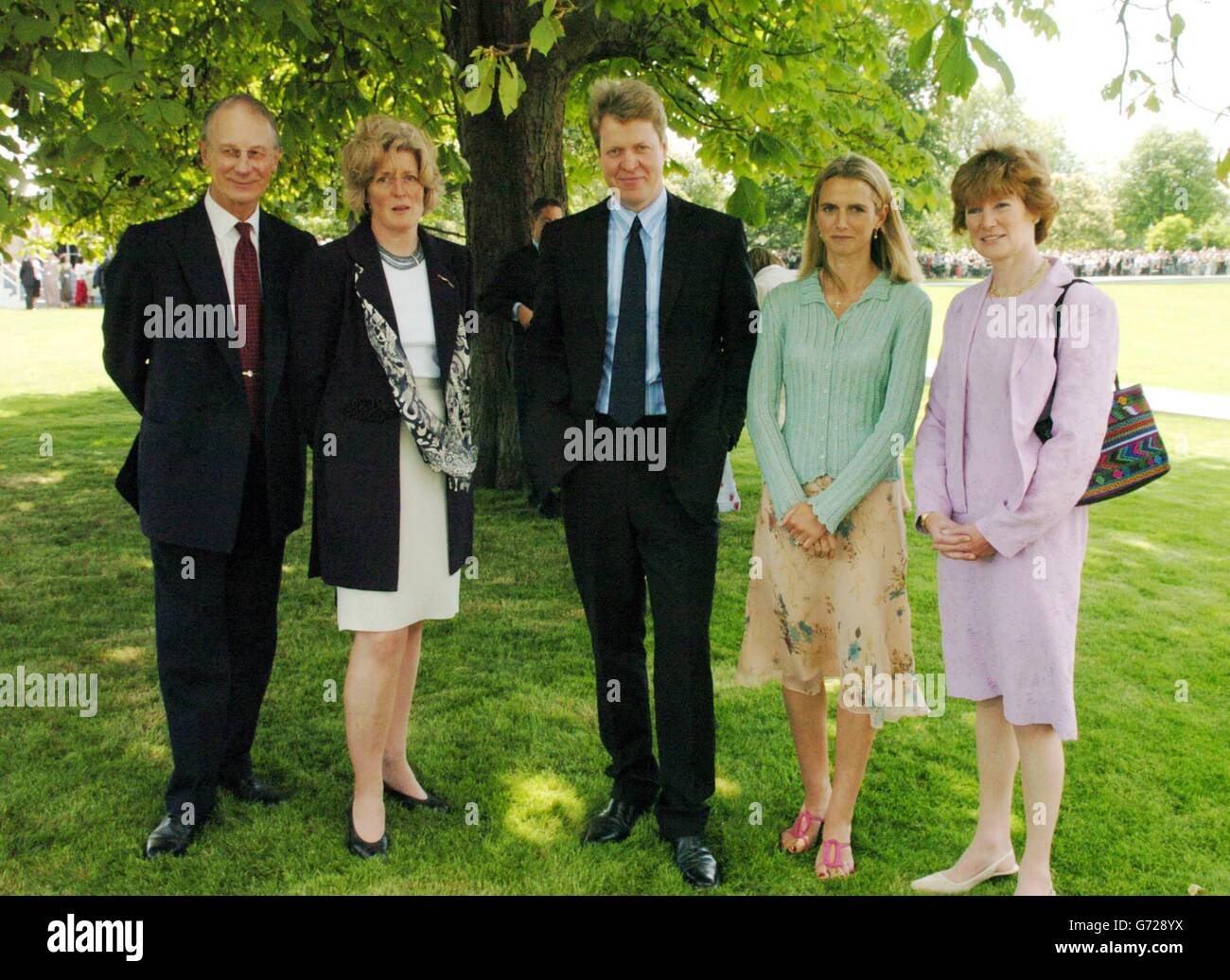 Earl Spencer (au centre) avec, de gauche à droite, Sir William Fellowes, Lady Jane Fellowes, la comtesse de Spencer et Lady Sarah McCorquodale à l'ouverture d'une fontaine construite à la mémoire de la princesse de Galles dans Hyde Park à Londres. La création de 3.6 millions à côté de la Serpentine a été entourée de controverses - confrontés à des retards et à la sur-exécution de son budget d'ici 600,000. La princesse est décédée dans un accident de voiture à Paris en août 1997. Banque D'Images