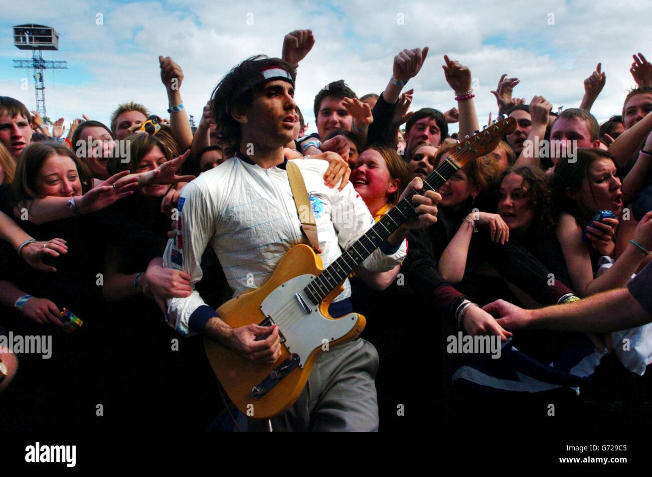Le guitariste Thrills, Daniel Ryan, saute dans la foule, lors de sa première chanson de groupes au Phoenix Park Festival, Irlande Banque D'Images