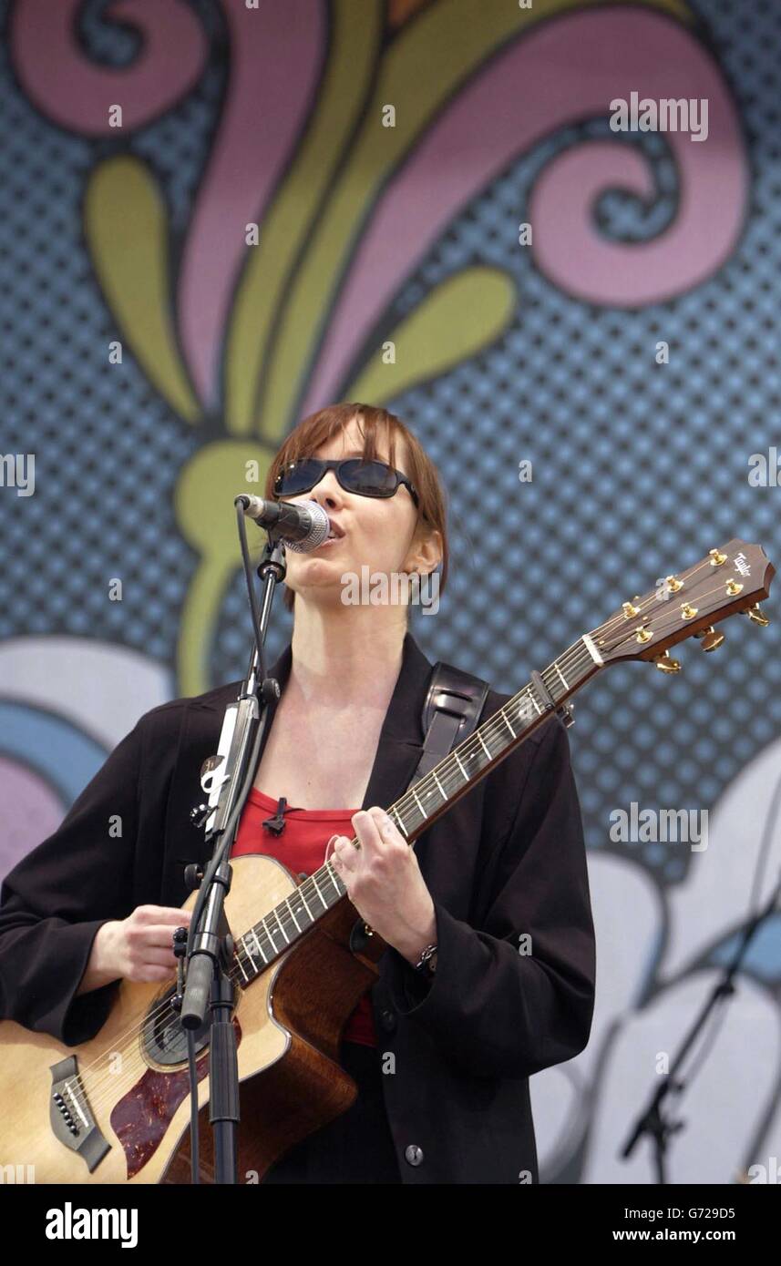 Suzanne Vega joue en direct sur scène pendant le festival de l'île de Wight au parc Seaclose à Newport, à l'île de Wight Banque D'Images