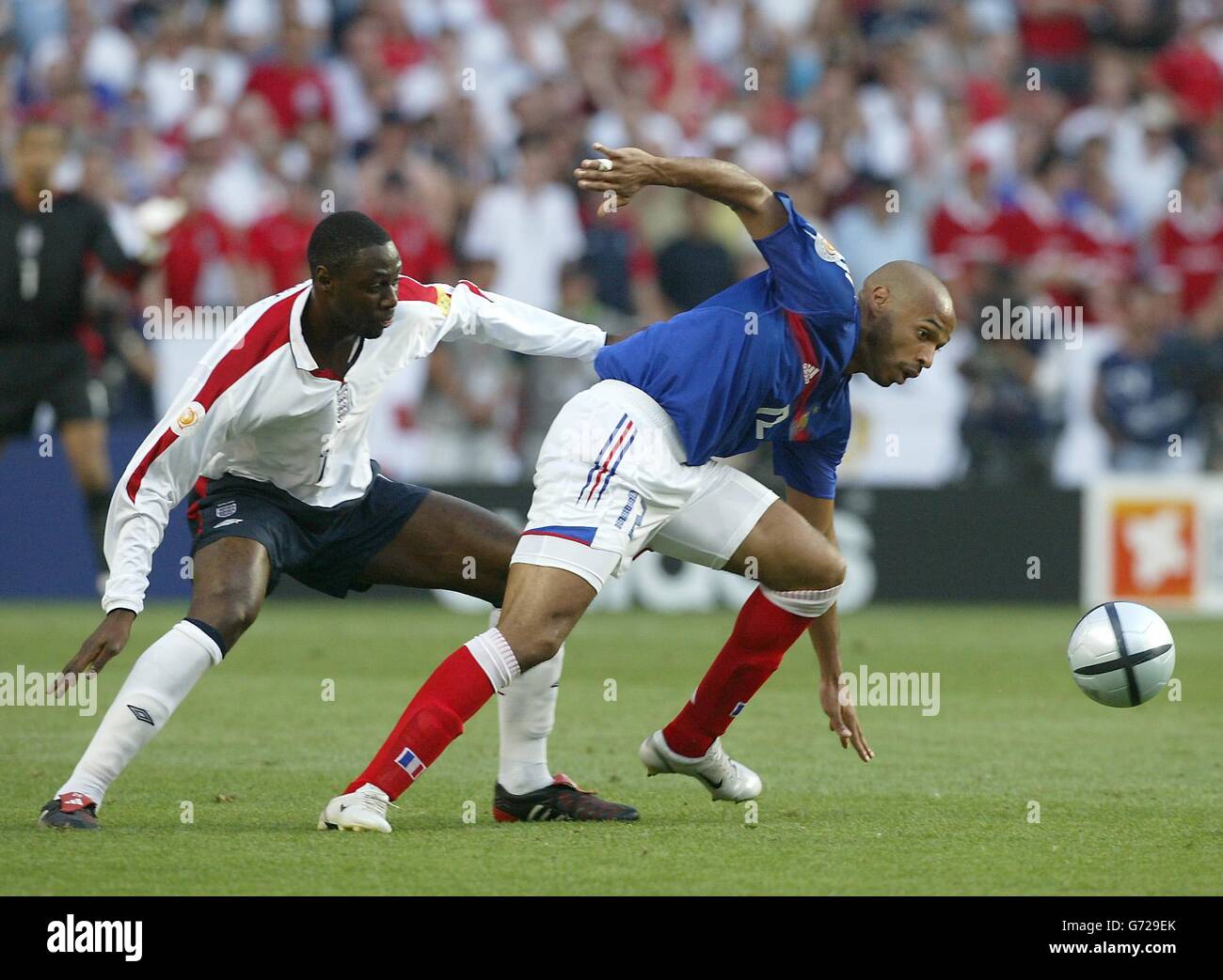 Ledley King (L), en Angleterre, lutte avec Thierry Henry, en France, lors du match du championnat d'Europe du groupe B à l'Estadio da Luz à Lisbonne, au Portugal Banque D'Images