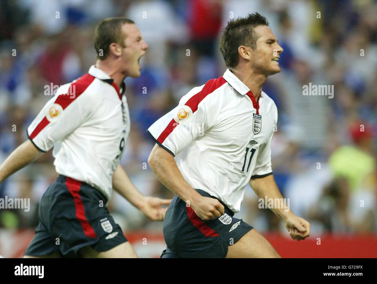 Frank Lampard, en Angleterre, célèbre le but d'ouverture contre la France, avec le coéquipier Wayne Rooney (à gauche) lors du match du Groupe B du Championnat d'Europe à l'Estadio da Luz à Lisbonne, au Portugal. Banque D'Images