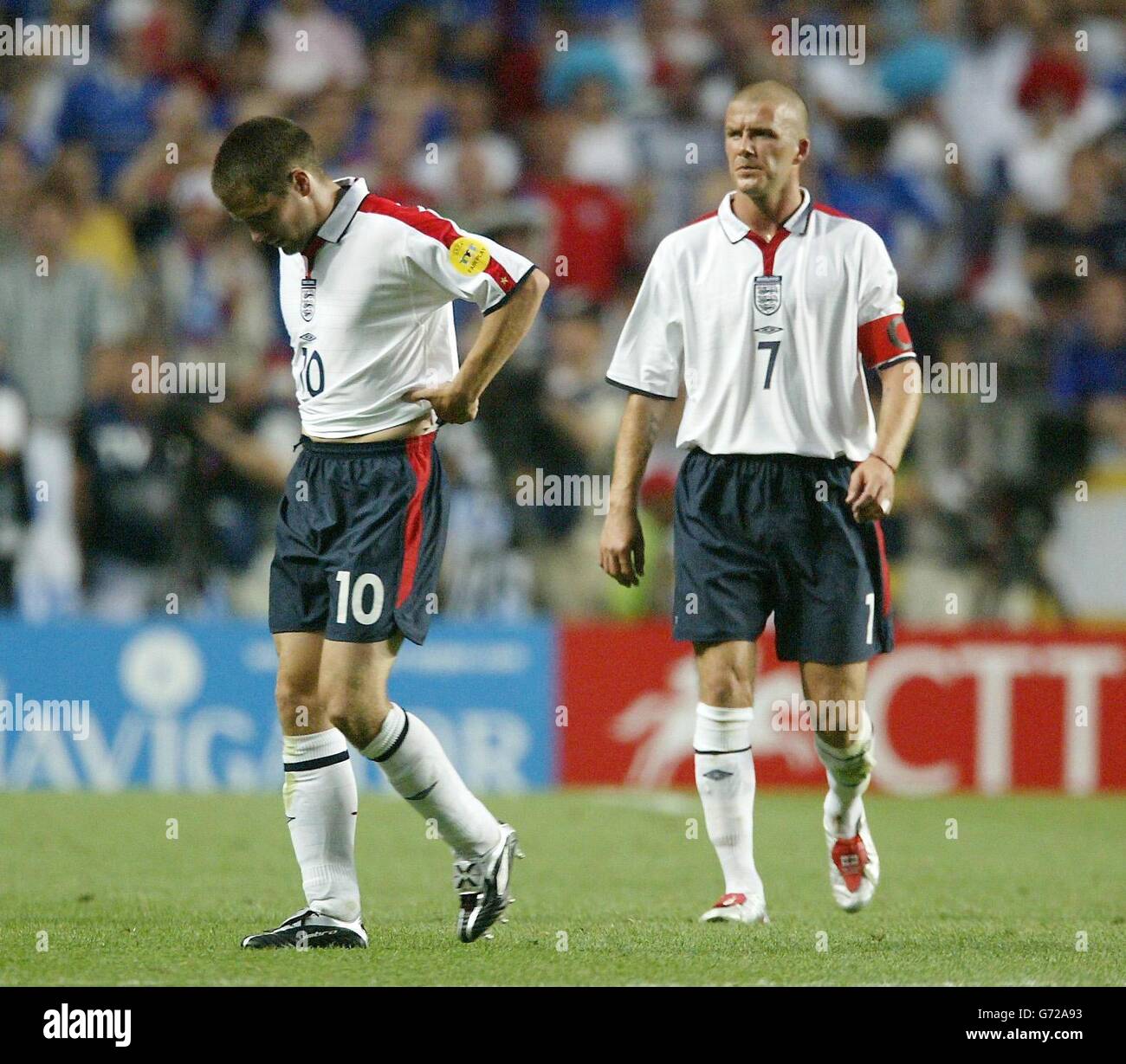 Michael Owen (L), de l'Angleterre, quitte le terrain après avoir été subsitué contre la France lors du match du groupe B du Championnat d'Europe à l'Estadio da Luz à Lisbonne, au Portugal. Banque D'Images