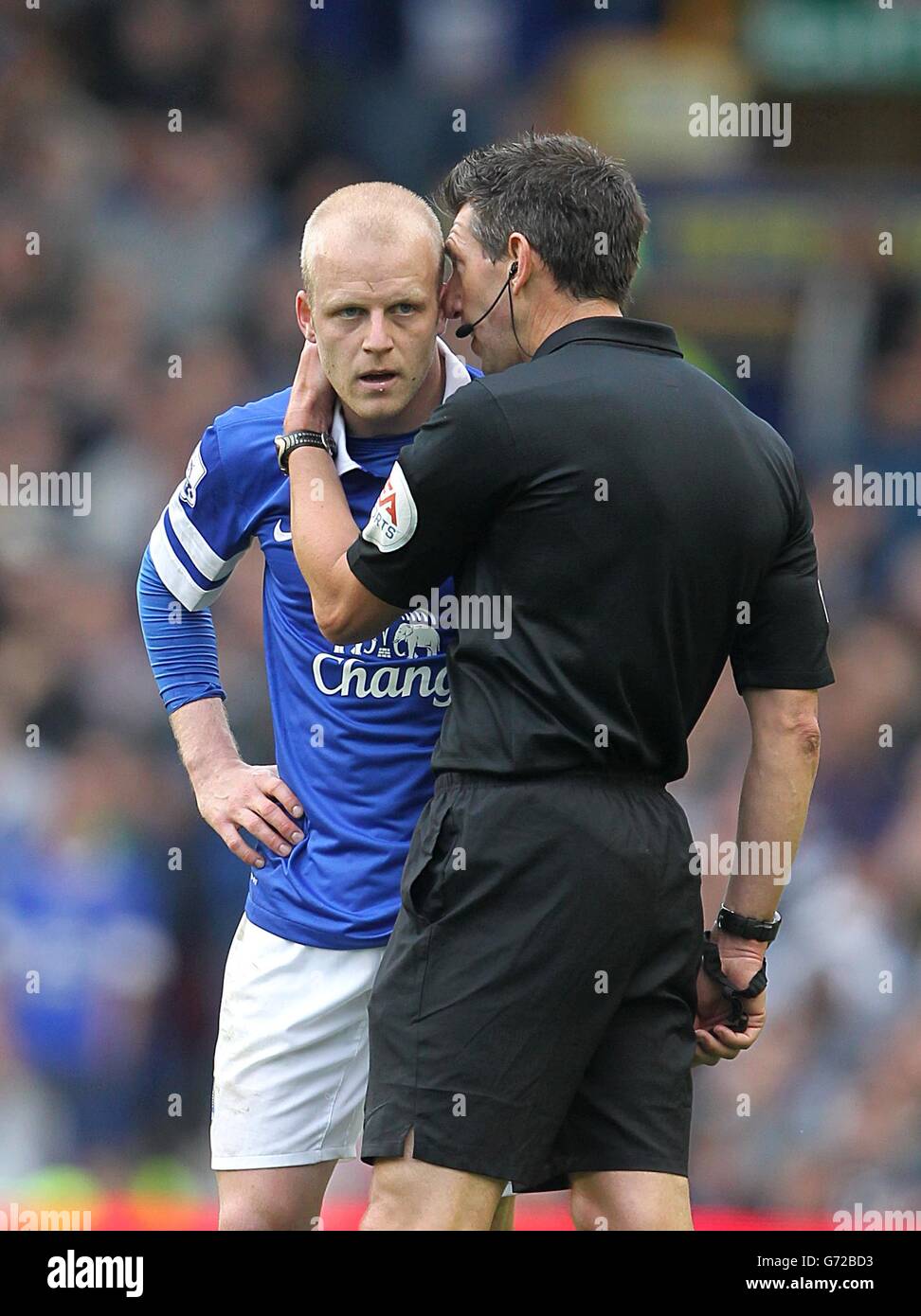 Football - Barclays Premier League - Everton / Manchester City - Goodison Park.L'arbitre Lee Probert chuchote quelque chose à Steven Naismith d'Everton (à gauche) Banque D'Images