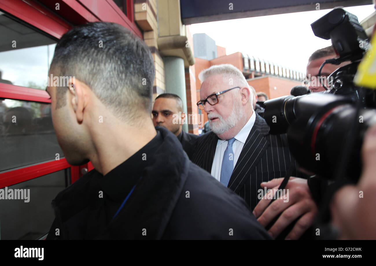 Paul Flowers, ancien patron de la Co-operative Bank en dégringage (à droite), arrive au tribunal des magistrats de Leeds pour faire face à des accusations de possession de drogues, y compris de cocaïne et de Crystal meth. Banque D'Images