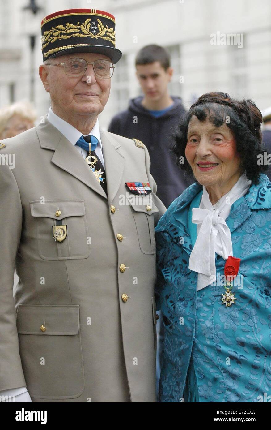 Andrée Peele, 99 ans, se tient avec son frère, le général français Maurice Virot a pris sa retraite, après avoir reçu la Légion d'Honneur - la plus haute médaille de reconnaissance de France - de lui, à côté de la statue du général de Gaulle dans les jardins Carlton, Londres. Andrée Peel a reçu le prix pour son travail avec la résistance française, où elle a aidé des dizaines de pilotes de la RAF et de bombardiers américains qui ont été démenés au-dessus de la France pendant la Seconde Guerre mondiale. Mme Peel, qui vit à long Ashton près de Bristol, a déjà reçu une série de prix pour sa part dans la guerre, y compris la mention élogieuse du roi pour la conduite de Brave Banque D'Images