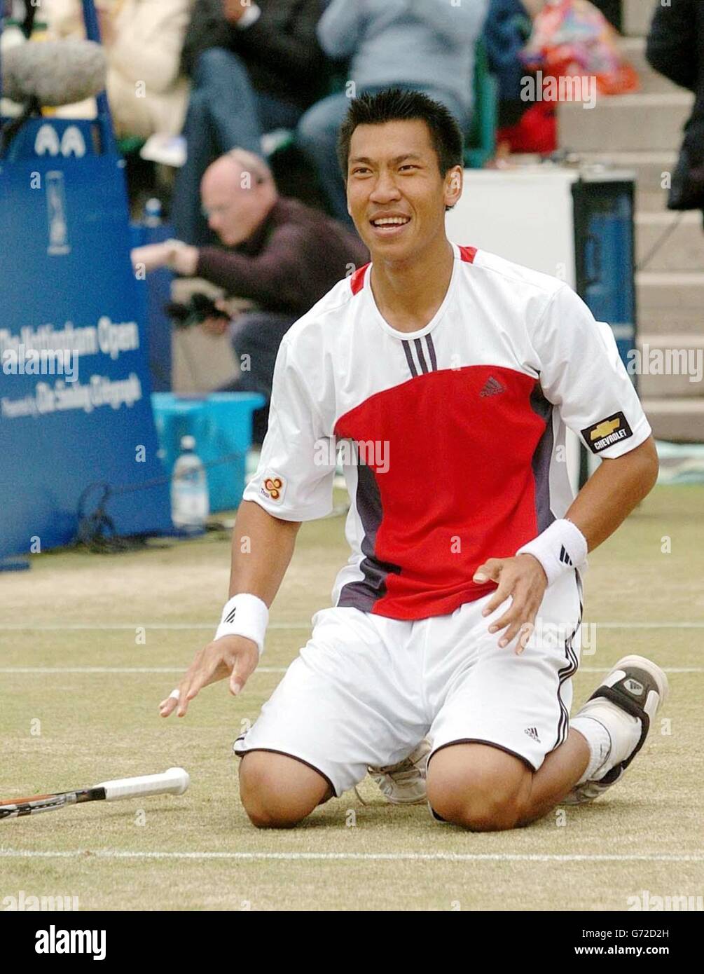 Le Paradorn Srichaphan de Thaïlande célèbre après avoir remporté la finale de l'Open de Nottingham à Nottingham.Srichaphan défait Thomas Johansson 6-1, 6-7, 4-6. Banque D'Images