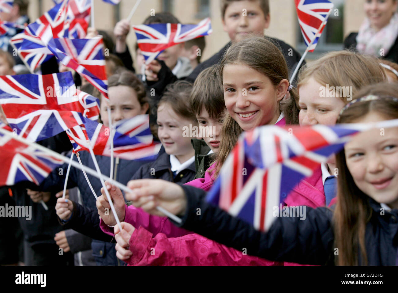 Les enfants de l'école primaire de Leeming RAF attendent la visite de la duchesse de Cornwall pour ouvrir le nouveau centre médical ultramoderne de la RAF Leeming à Leeming, dans le North Yorkshire. Banque D'Images
