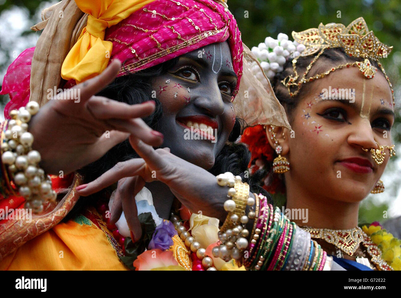Les dévotés Lièvre Krishna vêtus de maidens du temple participent à l'événement « Carnaval de Chariots de Ratha-yatra » à Londres. C'est la première fois que le groupe religieux a la permission de faire passer plus d'un char dédié à la divinité dans les rues. Banque D'Images