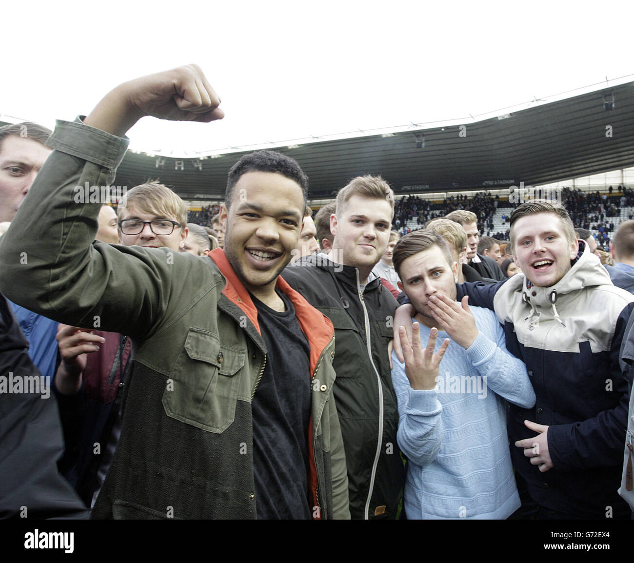 Football - Championnat Sky Bet - demi-finale de jeu - deuxième étape - Derby County v Brighton et Hove Albion - Stade IPRO.Les fans du comté de Derby célèbrent sur le terrain après le coup de sifflet final Banque D'Images