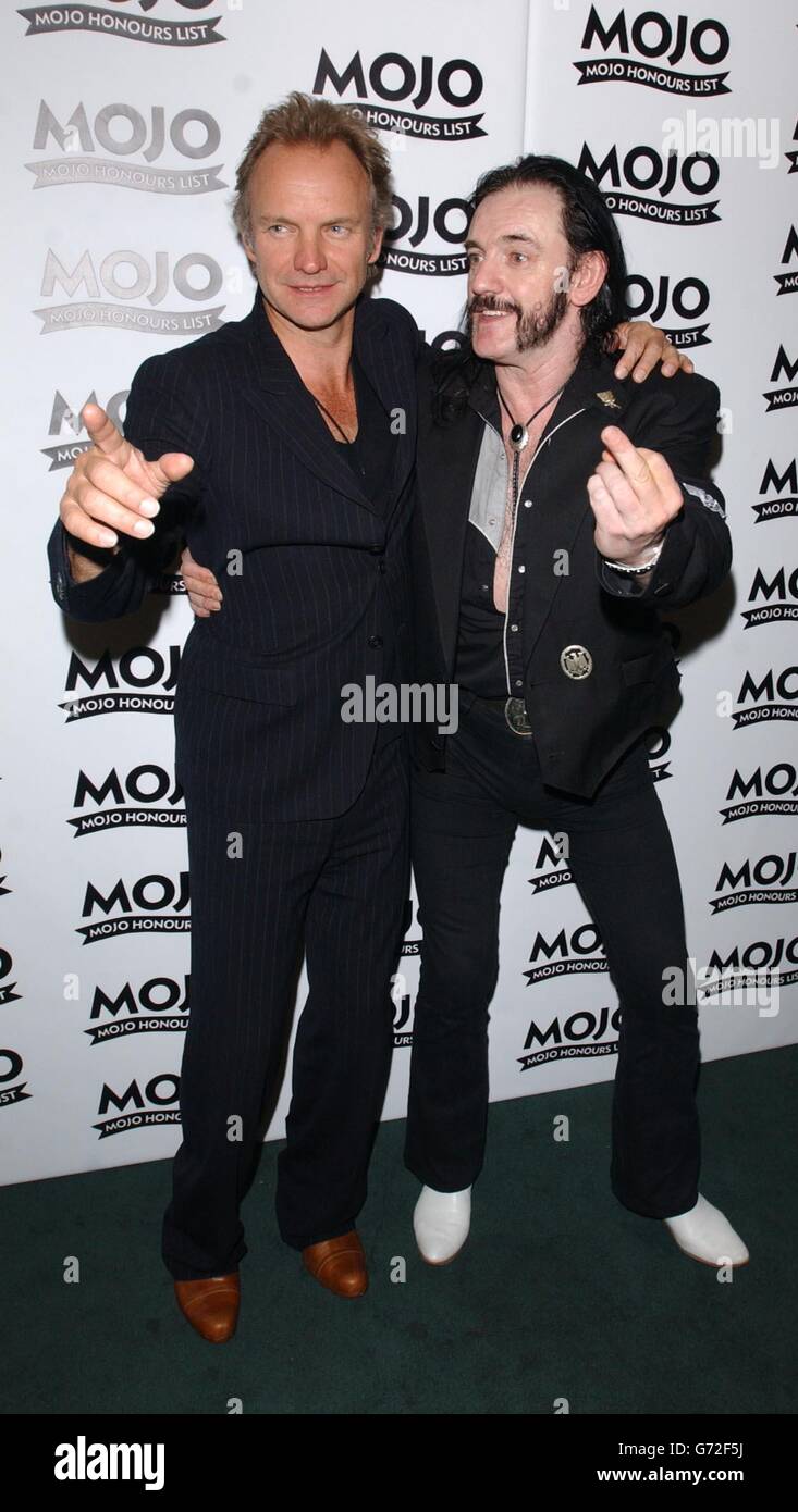 Sting (à gauche) reçoit le prix Mojo mondial de la part du présentateur Lemmy lors de la cérémonie du prix MOJO Honors List, qui s'est tenue à la Banqueting House, à Whitehall, dans le centre de Londres. Les MOJO's sont les premiers prix du Royaume-Uni à être entièrement basés sur la reconnaissance des contributions de carrière à la musique populaire. Banque D'Images