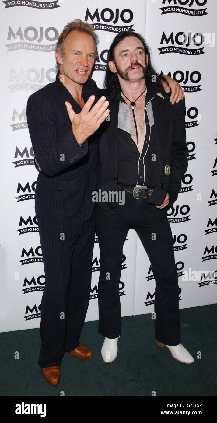 Sting (à gauche) reçoit le prix Mojo mondial de la part du présentateur Lemmy lors de la cérémonie du prix MOJO Honors List, qui s'est tenue à la Banqueting House, à Whitehall, dans le centre de Londres. Les MOJO's sont les premiers prix du Royaume-Uni à être entièrement basés sur la reconnaissance des contributions de carrière à la musique populaire. Banque D'Images