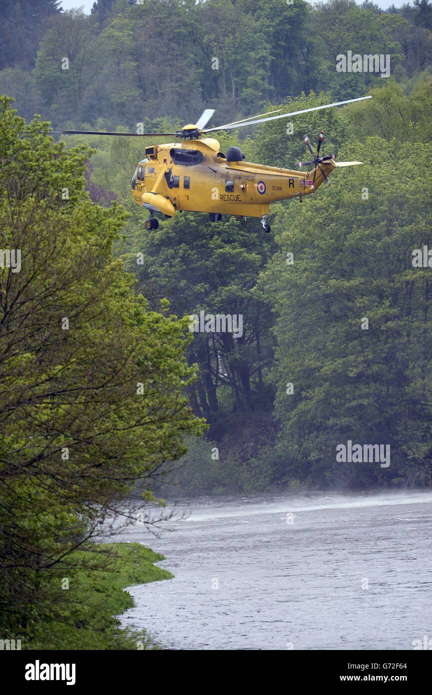 Un hélicoptère Sea King de la RAF survole la rivière Tyne à Riding Mill, dans le Northumberland, où une opération de recherche et de sauvetage a lieu ce matin après qu'un groupe de kayakistes ait disparu. Banque D'Images