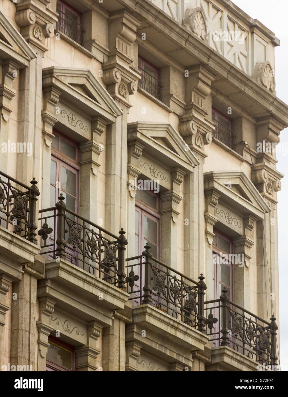Beaux bâtiments colorés et typiques de la ville de Llanes en Espagne Banque D'Images