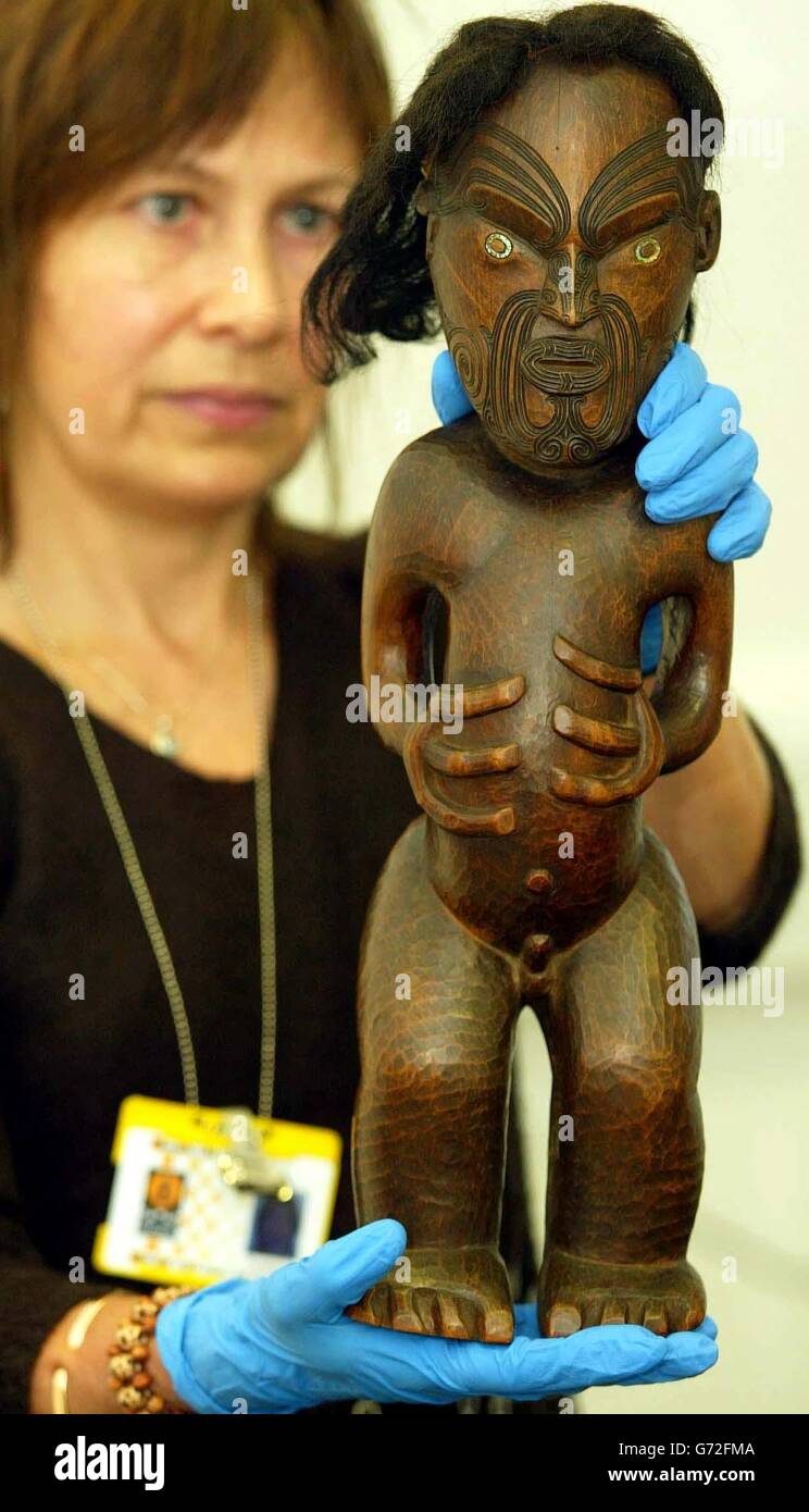 Patricia Allan, conservatrice des cultures du monde aux musées de Glasgow, possède une figure ancestrale en bois sculpté, qui a été ramenée en Écosse au XVIIIe siècle.La figure a des tatouages faciaux typiques de ceux sur le haut rang Maoris de cette période.Les conseillers municipaux de Glasgow ont accepté de rapatrier en Nouvelle-Zélande trois têtes maories et un os de jambe qui avaient été dissimulés à la galerie d'art et au musée Kelvingrove pendant près d'un siècle. Banque D'Images