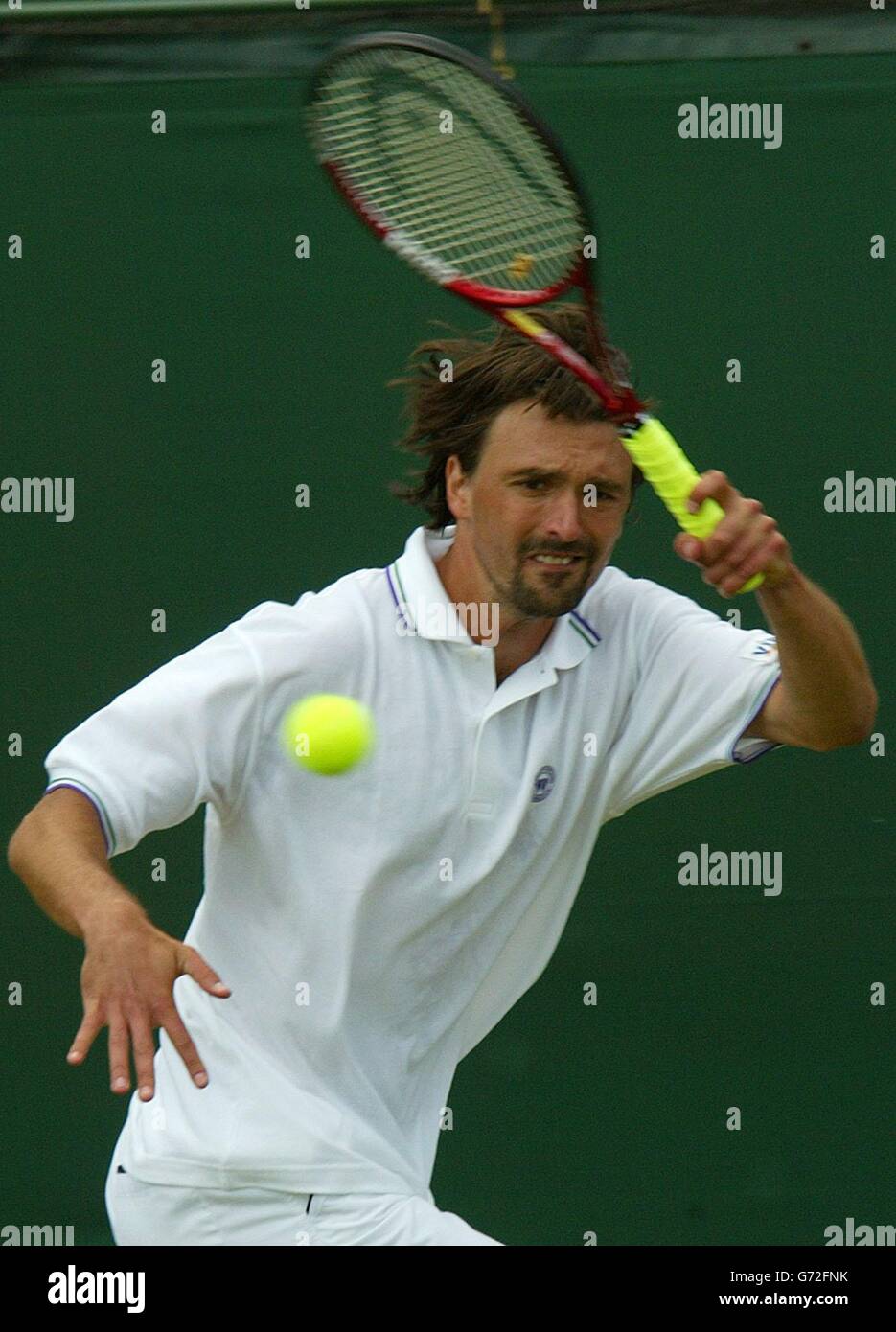 Goran Ivanisevic, de Croatie, en action contre Filippo Volandri, d'Italie, aux championnats de tennis de pelouse à Wimbledon, Londres.USAGE ÉDITORIAL EXCLUSIF, PAS D'UTILISATION DE TÉLÉPHONE MOBILE. Banque D'Images