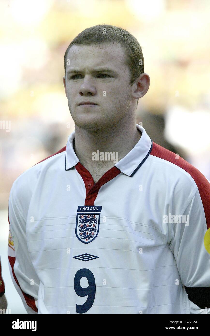 Wayne Rooney en Angleterre avant le match de quart de finale de l'Euro 2004 contre le Portugal à l'Estadio de Luz, Lisbonne, Portugal. , PAS D'UTILISATION DE TÉLÉPHONE MOBILE OU PDA. UTILISATION D'INTERNET UNIQUEMENT SUR LES SITES AUTORISÉS PAR L'UEFA, PUIS PAS PLUS DE 10 PHOTOGRAPHIES PAR MOITIÉ DU TEMPS DE JEU NORMAL ET CINQ PHOTOGRAPHIES PAR MOITIÉ DE TEMPS SUPPLÉMENTAIRE PEUVENT ÊTRE PUBLIÉES VIA INTERNET AVEC UN INTERVALLE D'AU MOINS UNE MINUTE ENTRE LA PUBLICATION DE CHACUNE DE CES PHOTOGRAPHIES. Banque D'Images Wayne Rooney en Angleterre avant le match de quart de finale de l'Euro 2004 contre le Portugal à l'Estadio de Luz, Lisbonne, Portugal. , PAS D'UTILISATION DE TÉLÉPHONE MOBILE OU PDA. UTILISATION D'INTERNET UNIQUEMENT SUR LES SITES AUTORISÉS PAR L'UEFA, PUIS PAS PLUS DE 10 PHOTOGRAPHIES PAR MOITIÉ DU TEMPS DE JEU NORMAL ET CINQ PHOTOGRAPHIES PAR MOITIÉ DE TEMPS SUPPLÉMENTAIRE PEUVENT ÊTRE PUBLIÉES VIA INTERNET AVEC UN INTERVALLE D'AU MOINS UNE MINUTE ENTRE LA PUBLICATION DE CHACUNE DE CES PHOTOGRAPHIES. Banque D'Images