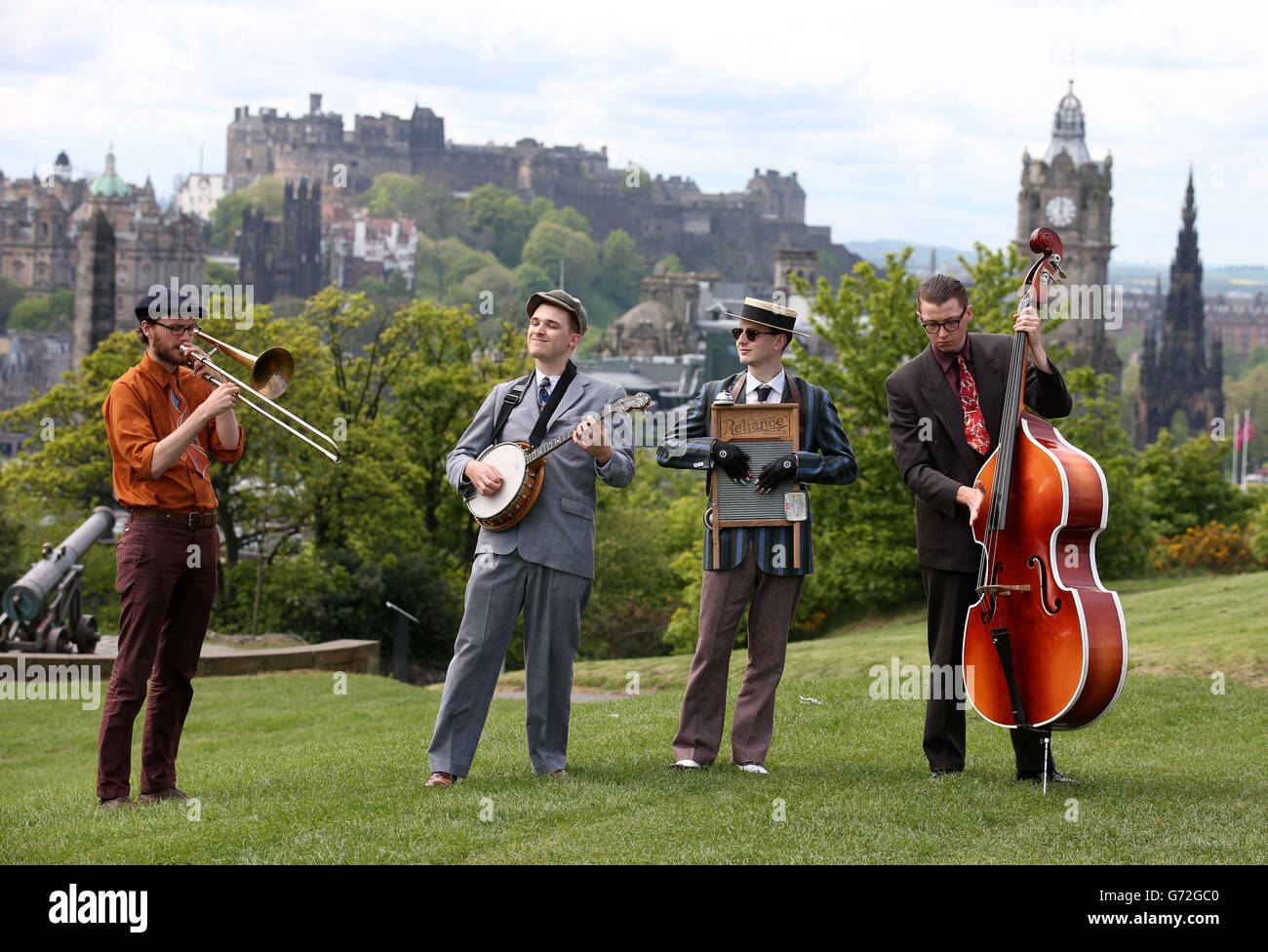 (De gauche à droite) Patrick Darley sur trombone, T.J.Muller sur le banjo, Paul Archibald sur le washboard et Ted Harbot sur la contrebasse lors d'un photocall à Carlton Hill à Édimbourg pour promouvoir le 36e Festival de jazz et de blues d'Édimbourg qui se déroule du 18 au 27 juillet. Banque D'Images