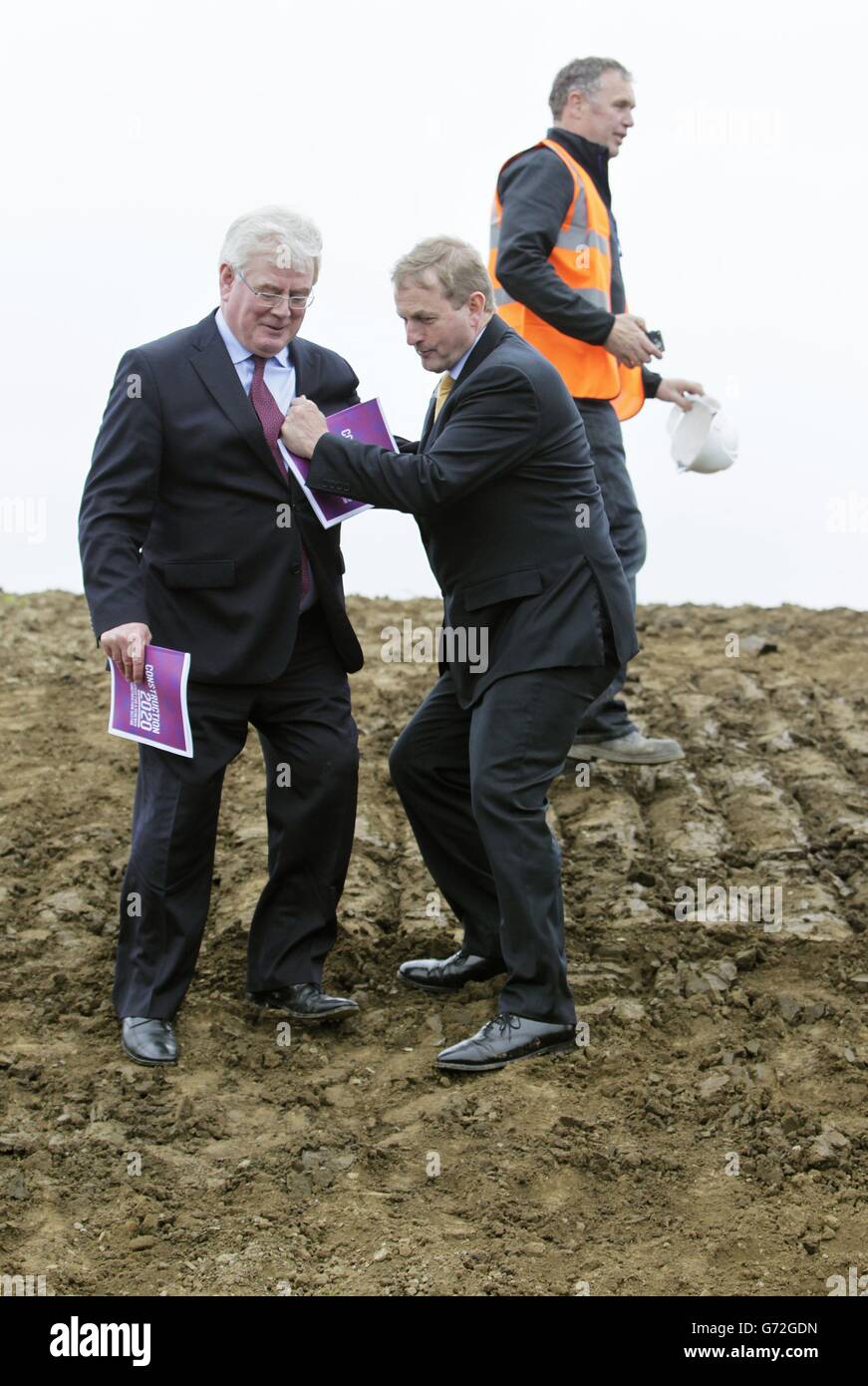 An Taoiseach Enda Kenny (à droite) avec Tanaiste Eamon Gilmore lors du lancement de Construction 2020, une stratégie pour un secteur de construction renouvelé, au National Sports Campus, Abbotstown, Dublin. Banque D'Images