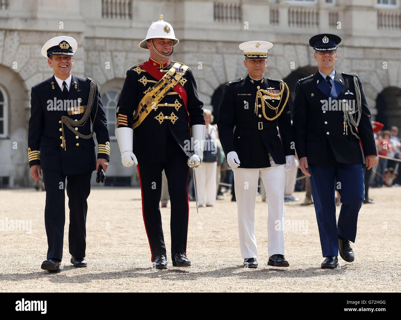 Royal Marines corps Drum Major James 'Wiggy' Whitwham MBE (deuxième à gauche) aux côtés (de gauche à droite) le capitaine GJH Welmer, le lieutenant-colonel Tiley Nunnink et le lieutenant Ron van de Put assistent à un appel photo pour faire connaître la prochaine retraite de coups qui se tiendra au Horse Guards Parade, à Londres. Banque D'Images