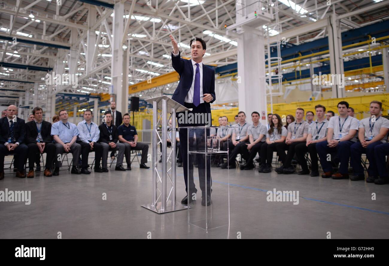 Le leader syndical Ed Miliband tient un Q&amp;A avec le personnel de l'usine Airbus à Broughton, dans le nord du pays de Galles, pendant une journée de campagne pour les élections locales et européennes de la semaine prochaine. Banque D'Images