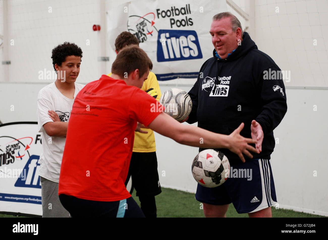 Football - StreetGames football pools Fives - Cardiff.Neville Southall donne une session d'entraînement pendant les Jeux de rue de Cardiff à la House of Sport Cardiff. Banque D'Images