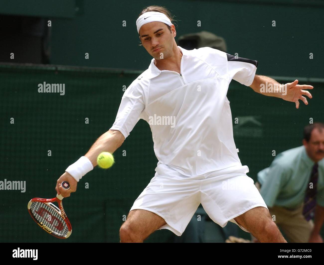 Roger Federer, champion de Suisse, en action contre Sébastien Grosjean, de  France, lors de la demi-finale du tournoi de singles hommes aux  championnats de tennis sur gazon à Wimbledon, Londres.USAGE ÉDITORIAL  EXCLUSIF,