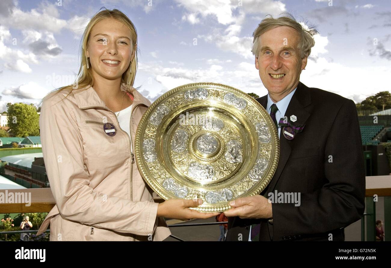 Maria Sharapova, championne des célibataires pour femmes de Russie en 2004, avec le président du club Tim Phillips et le plat venus Rosewater après avoir battu Serena Williams en jeux droits 6:1/6:4 aux championnats de tennis de pelouse à Wimbledon. Banque D'Images