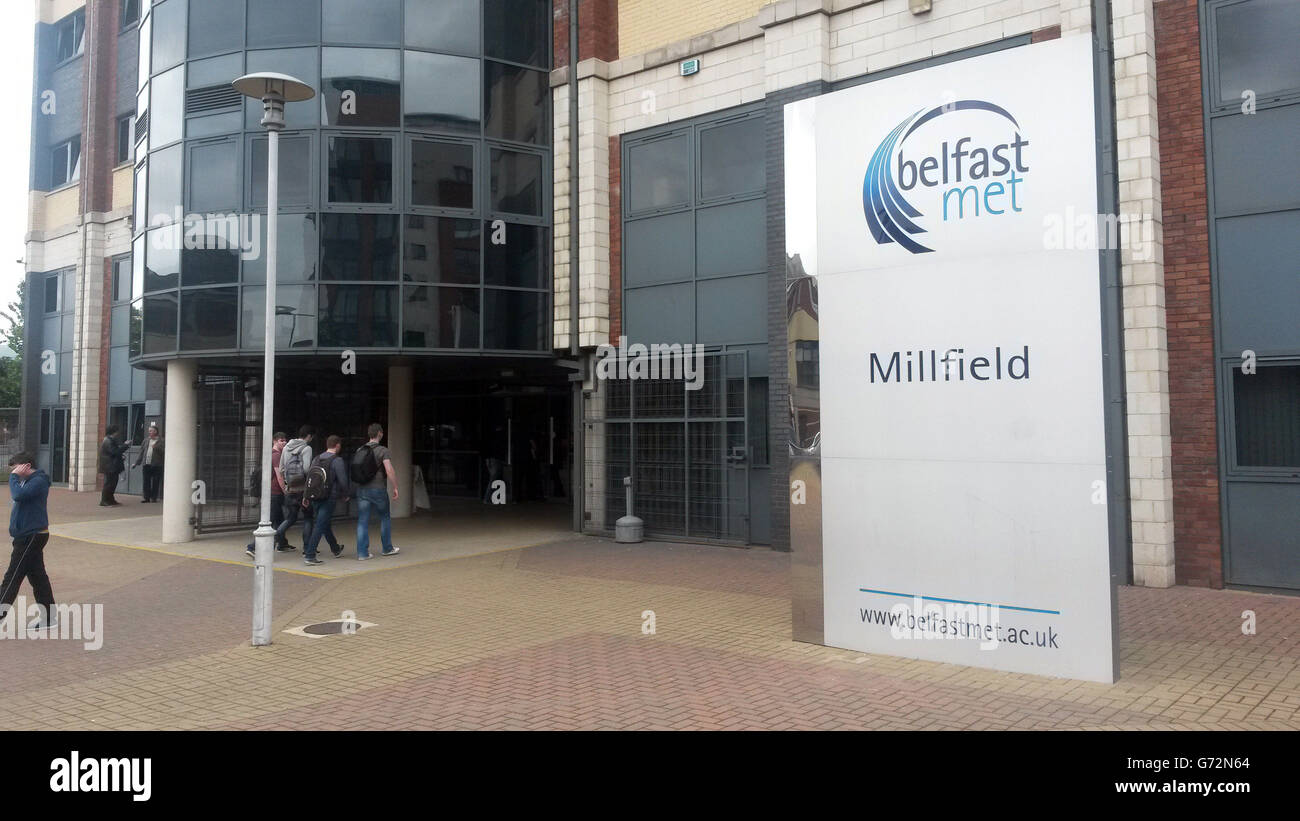 Le panneau à l'extérieur du campus de Millfield après un incident poignardant au Belfast Metropolitan College où deux hommes de 20 ans ont été blessés lors de la violente confrontation. Banque D'Images