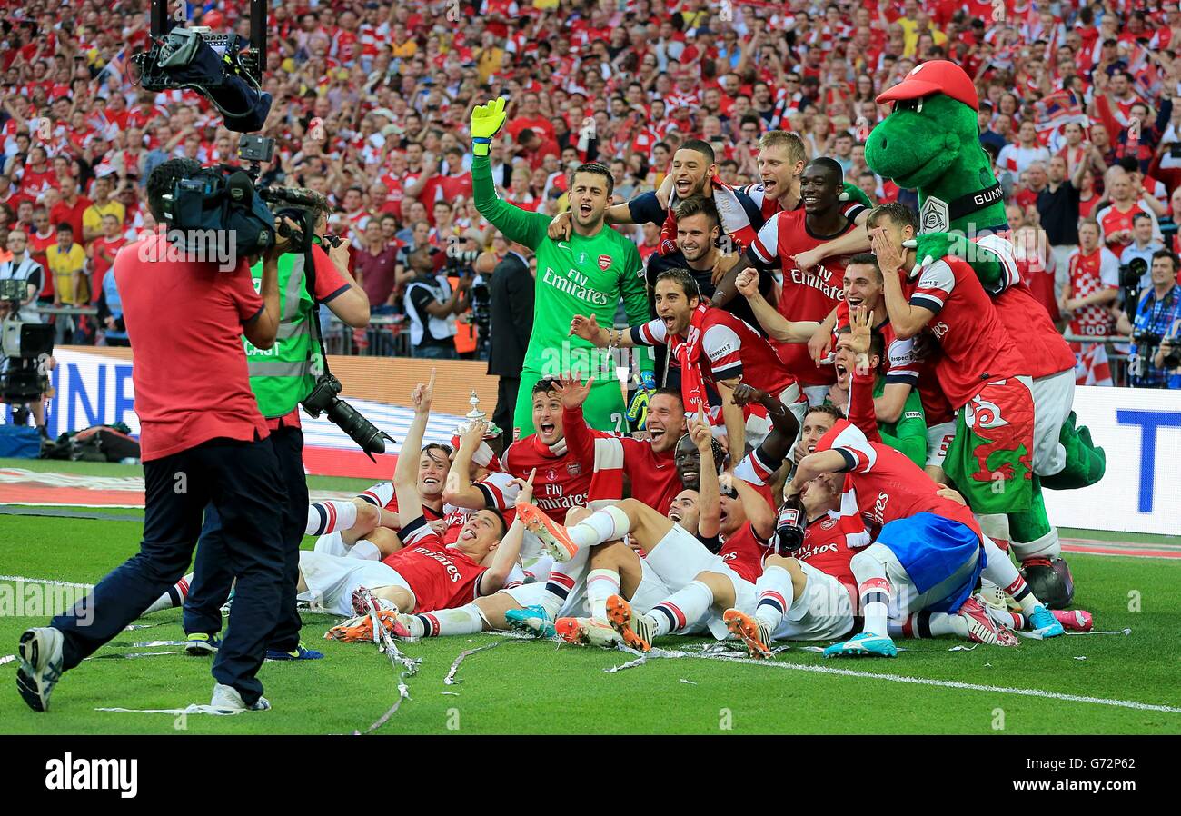 Football - coupe FA - finale - Arsenal / Hull City - Wembley Stadium. Les joueurs de l'arsenal célèbrent la victoire après le match Banque D'Images