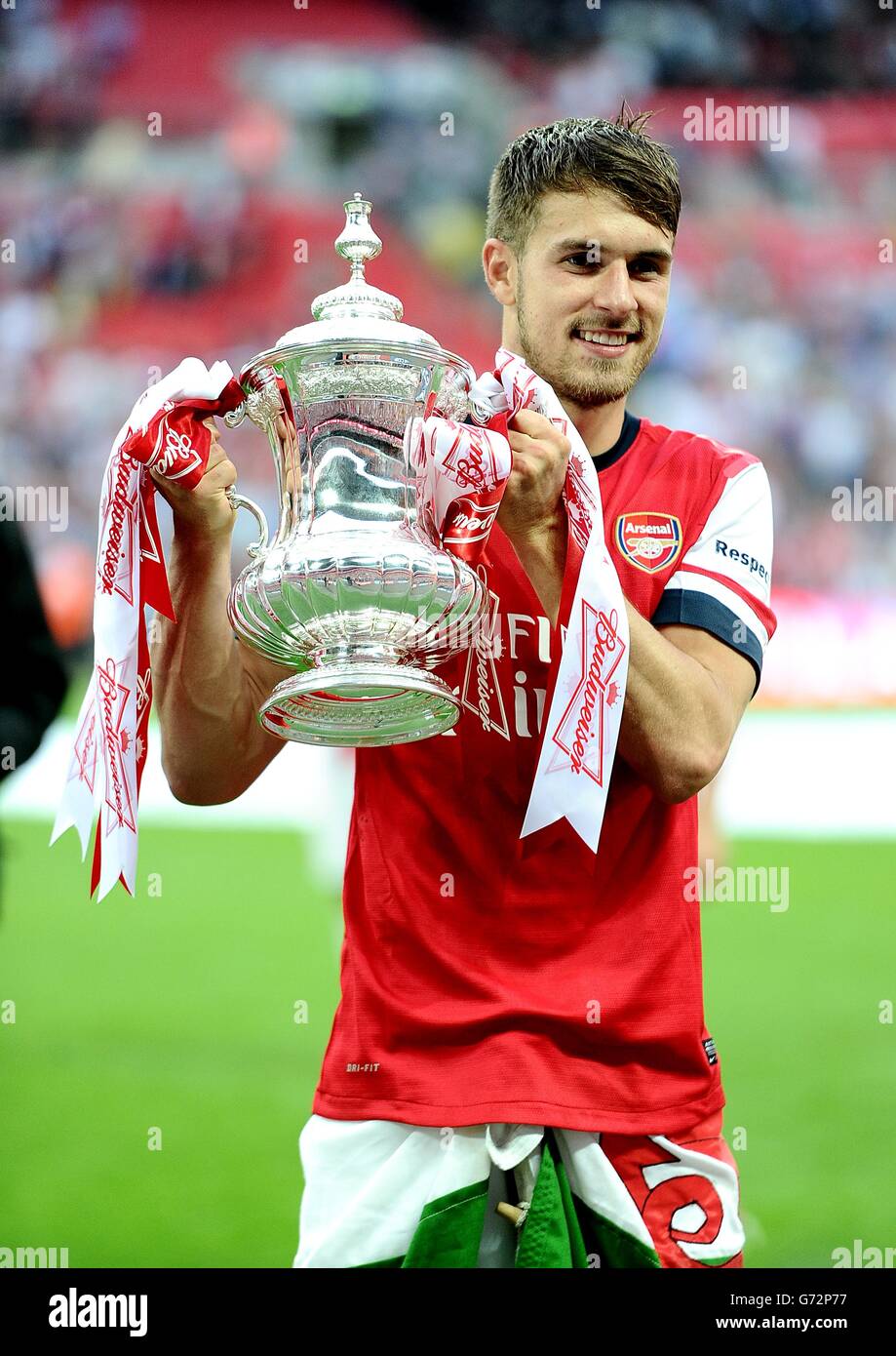 Football - coupe FA - finale - Arsenal / Hull City - Wembley Stadium.Aaron Ramsey d'Arsenal célèbre avec le trophée de la coupe FA Banque D'Images