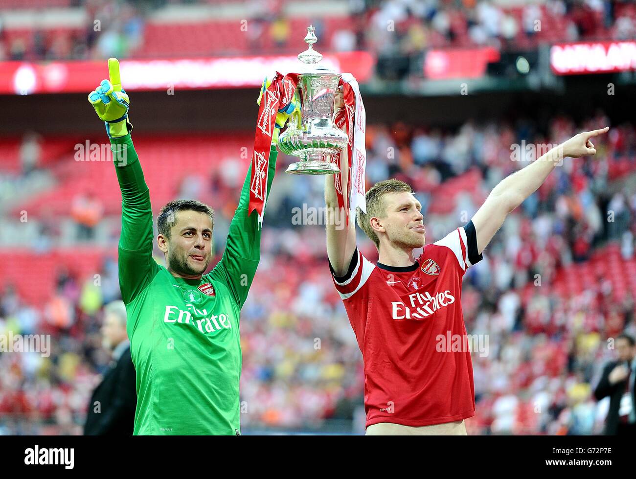 Football - coupe FA - finale - Arsenal / Hull City - Wembley Stadium.Le per Mertesacker d'Arsenal (à droite) et le gardien de but Lukasz Fabianski célèbrent avec le trophée de la coupe FA Banque D'Images