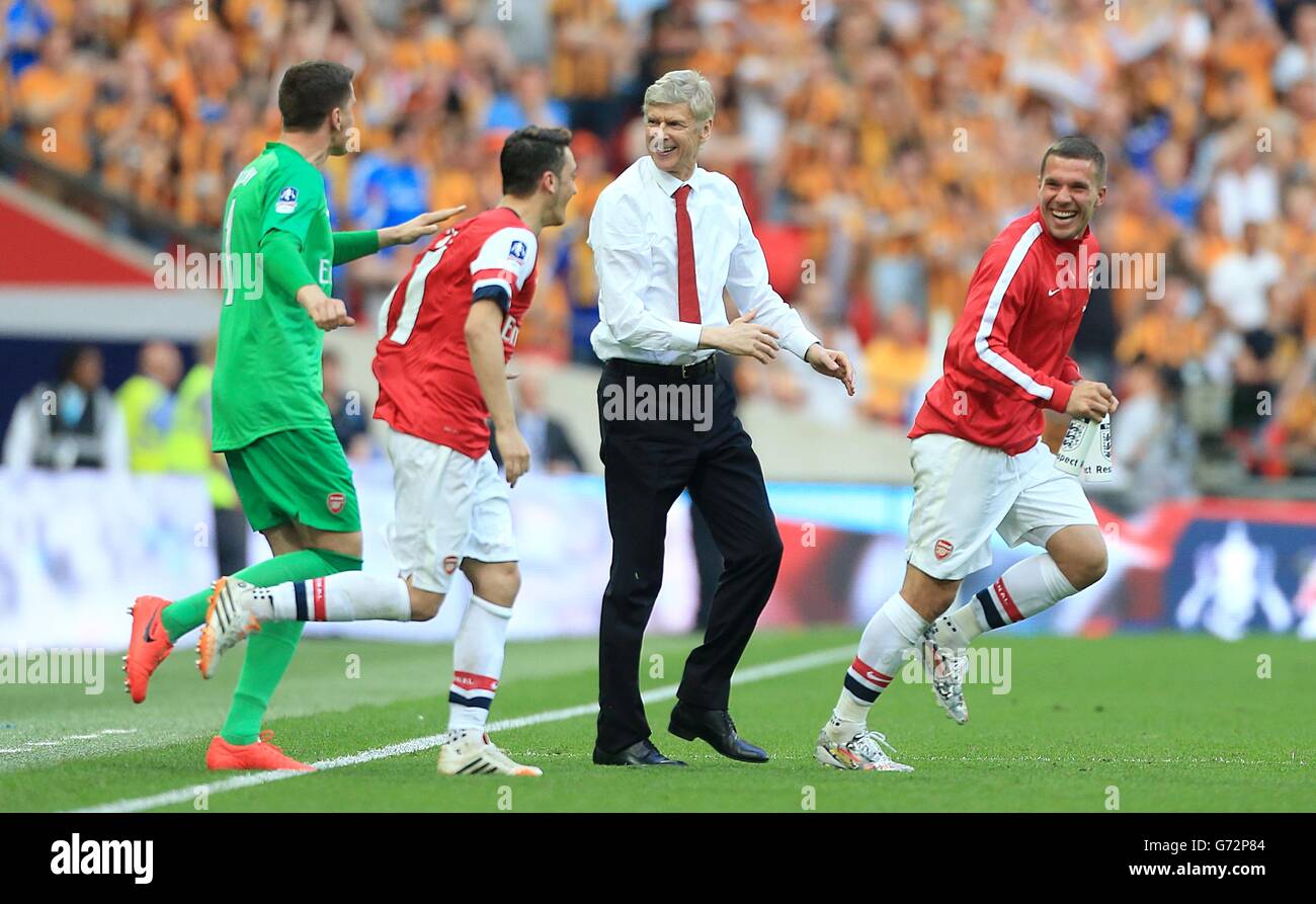 Arsene Wenger, le gérant de l'arsenal (au centre) célèbre avec ses joueurs après le coup de sifflet final Banque D'Images