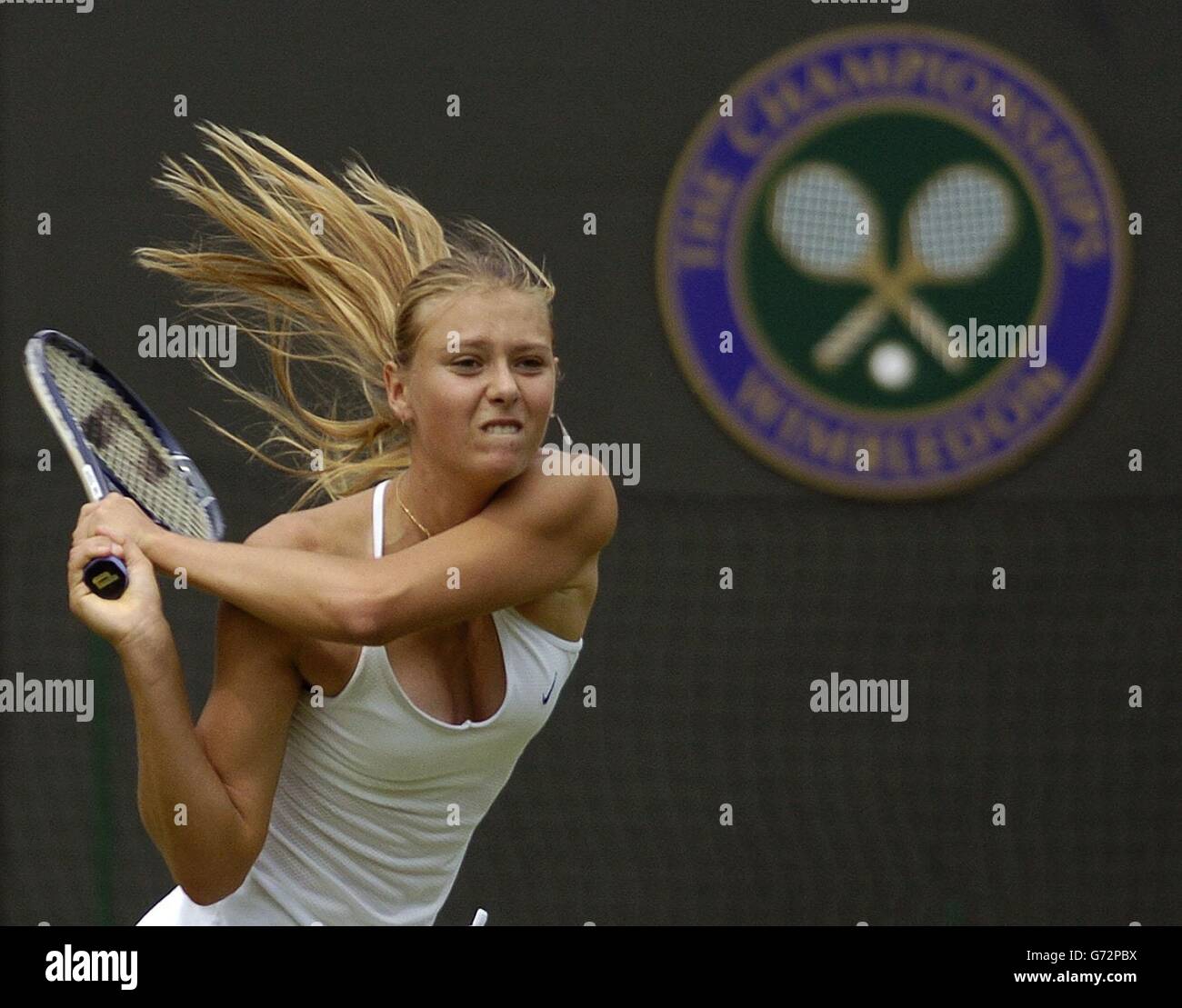 Maria Sharapova, de Russie, en action contre Amy Frazier, des Etats-Unis, aux championnats de tennis de pelouse à Wimbledon, Londres.Sharapova a gagné en jeux droits 6:4/7:5.USAGE ÉDITORIAL EXCLUSIF, PAS D'UTILISATION DE TÉLÉPHONE MOBILE. Banque D'Images