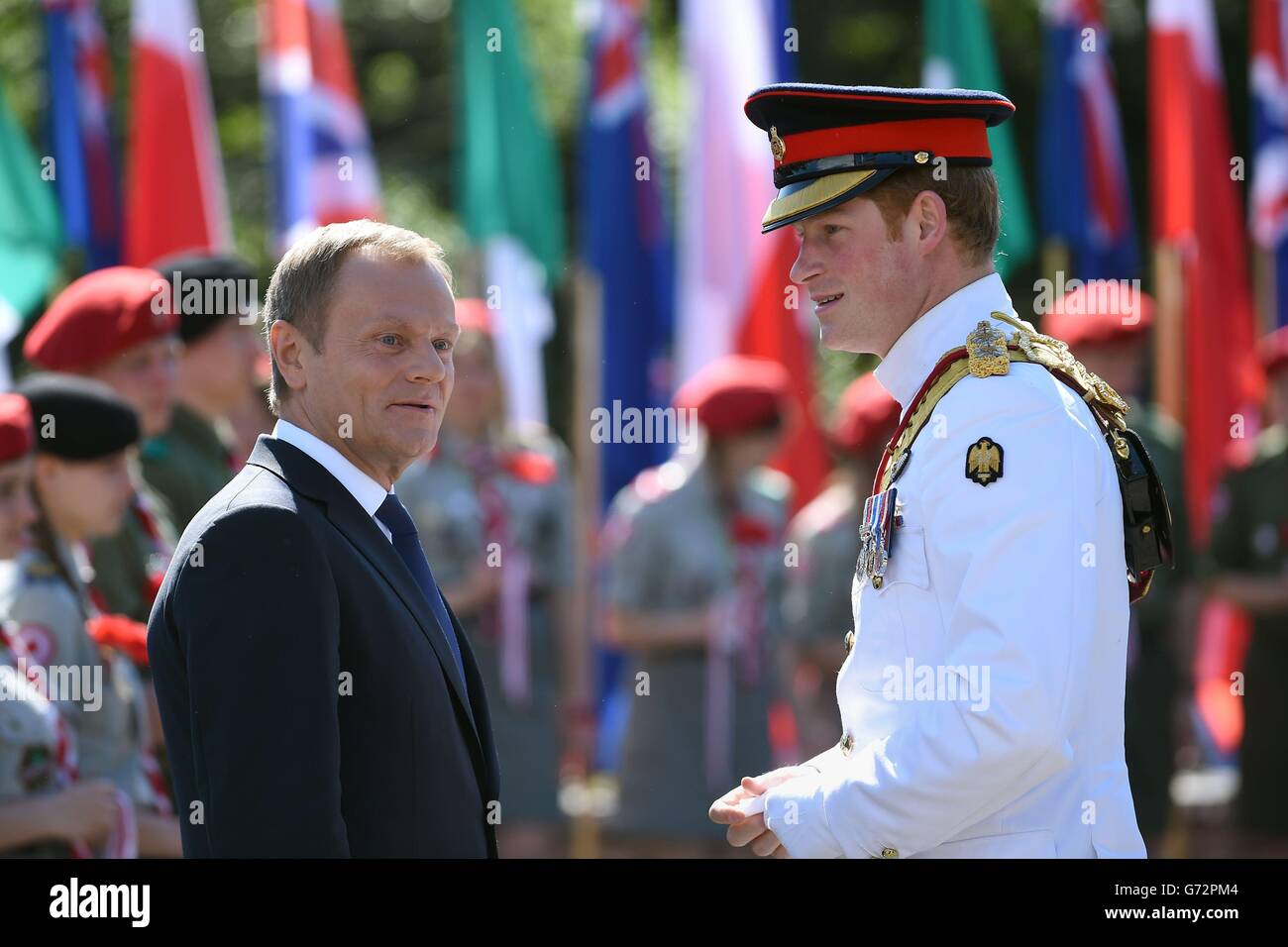 Le Prince Harry rencontre le Premier ministre polonais Donald Tusk (à gauche) le premier jour de sa visite en Italie alors qu'il assiste à un service de commémoration au cimetière de Monte Cassino. Banque D'Images