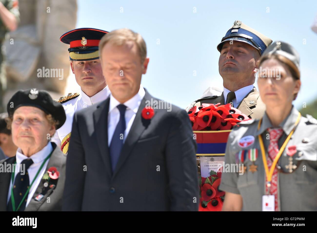 Le Prince Harry (à gauche) et le Premier ministre polonais Donald Tusk (deuxième à partir de la gauche) se préparent à déposer des couronnes à un service de commémoration au cimetière de Monte Cassino le premier jour de sa visite en Italie. Banque D'Images
