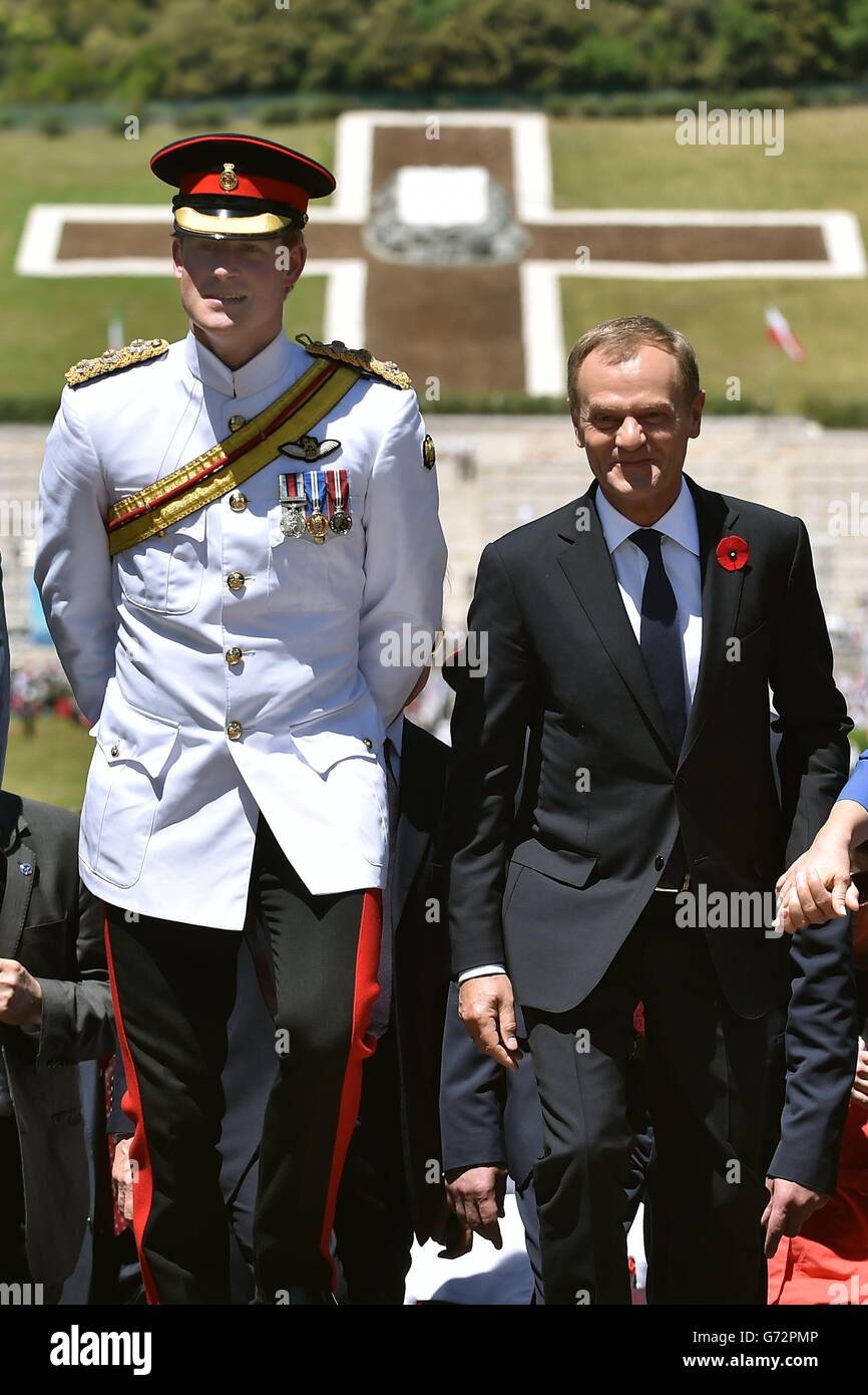 Le Prince Harry (à gauche) et le Premier ministre polonais Donald Tusk (à droite) partent après un service de commémoration au cimetière de Monte Cassino le premier jour de sa visite en Italie. Banque D'Images