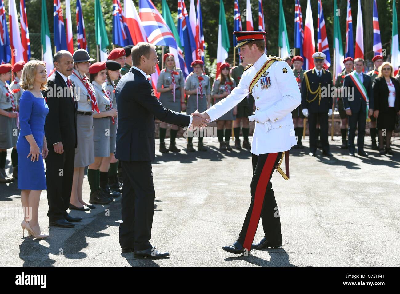 Le Prince Harry rencontre le Premier ministre polonais Donald Tusk (à gauche) le premier jour de sa visite en Italie alors qu'il assiste à un service de commémoration au cimetière de Monte Cassino. Banque D'Images