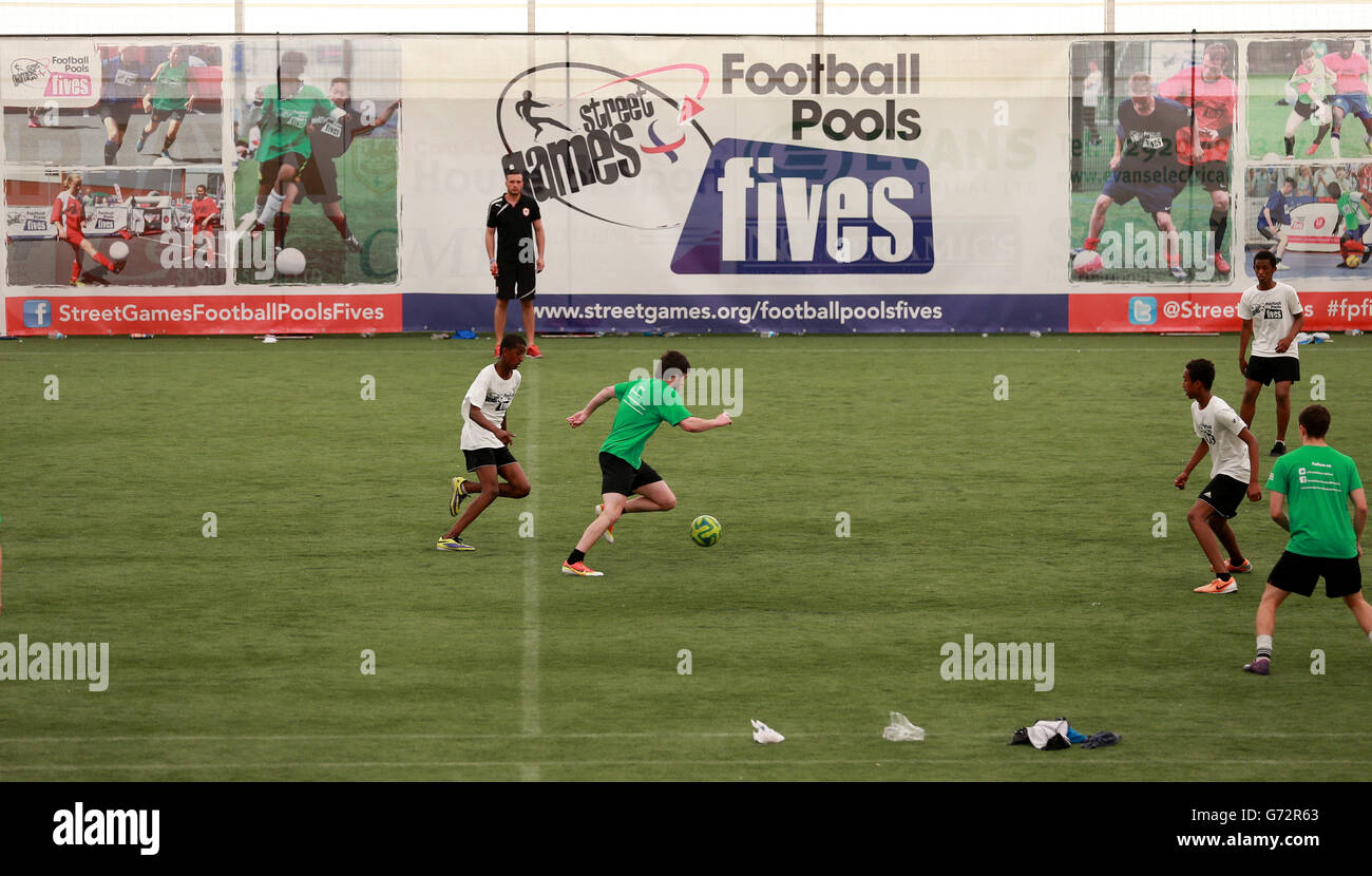 Action des StreetGames football pools Fives à la House of Sport, Cardiff. APPUYEZ SUR ASSOCIATION photo. Date de la photo: Dimanche 18 mai 2014. Le crédit photo devrait se lire comme suit : David Davies/PA Wire Banque D'Images Action des StreetGames football pools Fives à la House of Sport, Cardiff. APPUYEZ SUR ASSOCIATION photo. Date de la photo: Dimanche 18 mai 2014. Le crédit photo devrait se lire comme suit : David Davies/PA Wire Banque D'Images