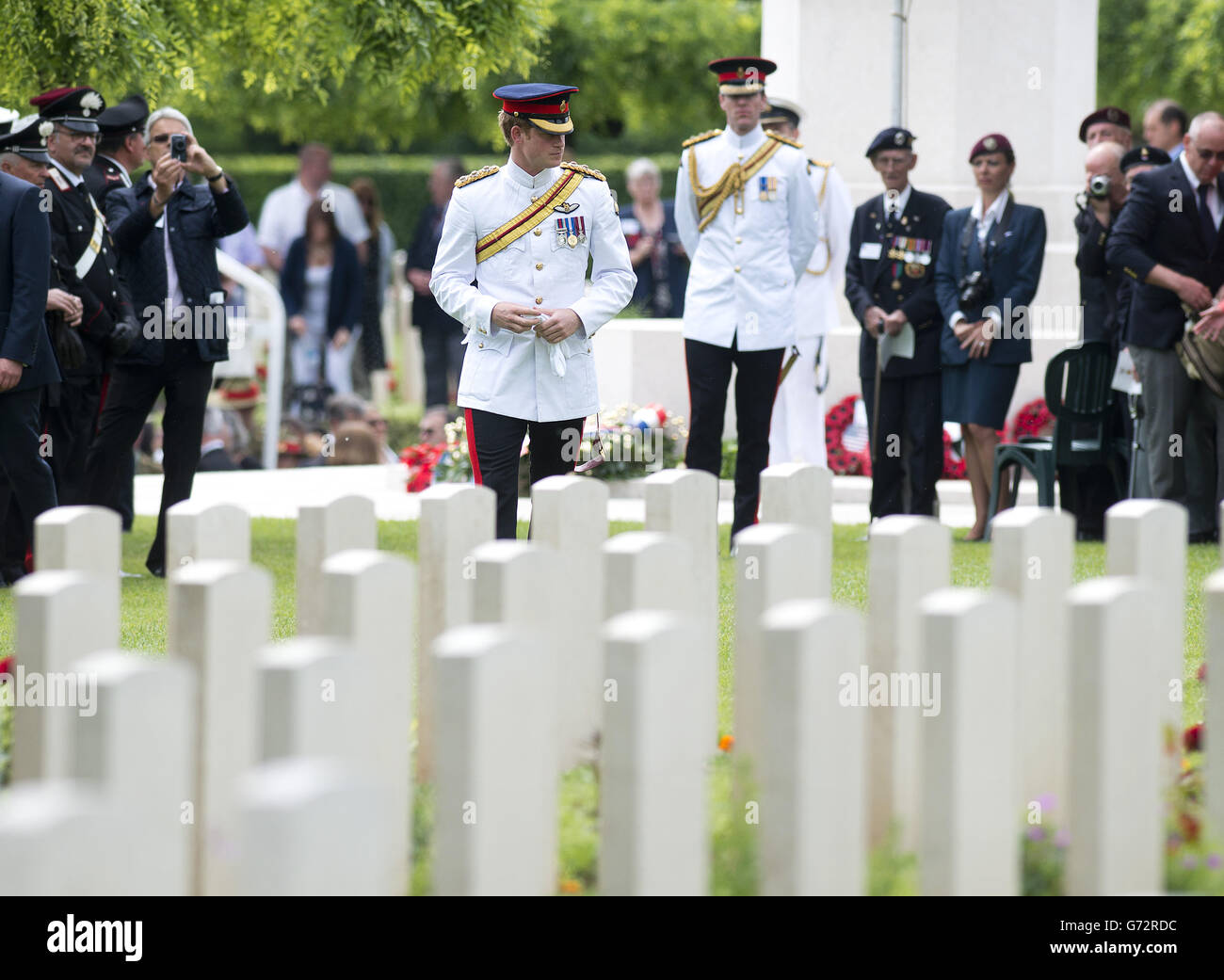 Le prince Harry rend hommage au cimetière de guerre du Commonwealth de Cassino après le service britannique pour commémorer le 70e anniversaire de la campagne italienne et les batailles de Cassino. Banque D'Images