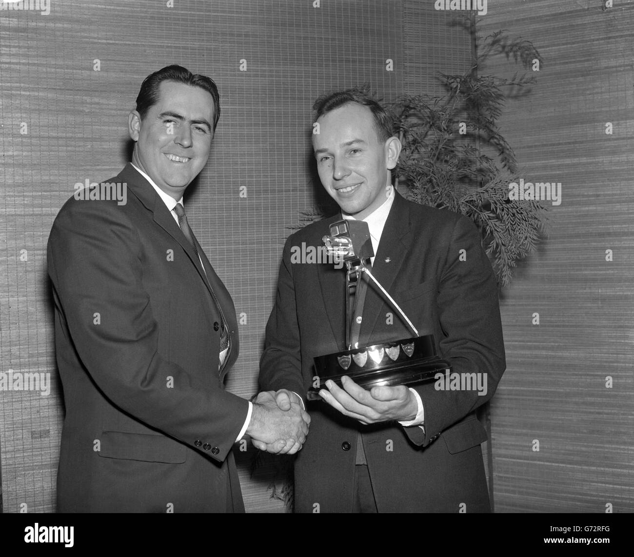 Jack Brabham, pilote de course automobile (l), félicite son collègue John Surtees (r) d'avoir remporté le prix de la personnalité sportive de l'année de la BBC. Banque D'Images