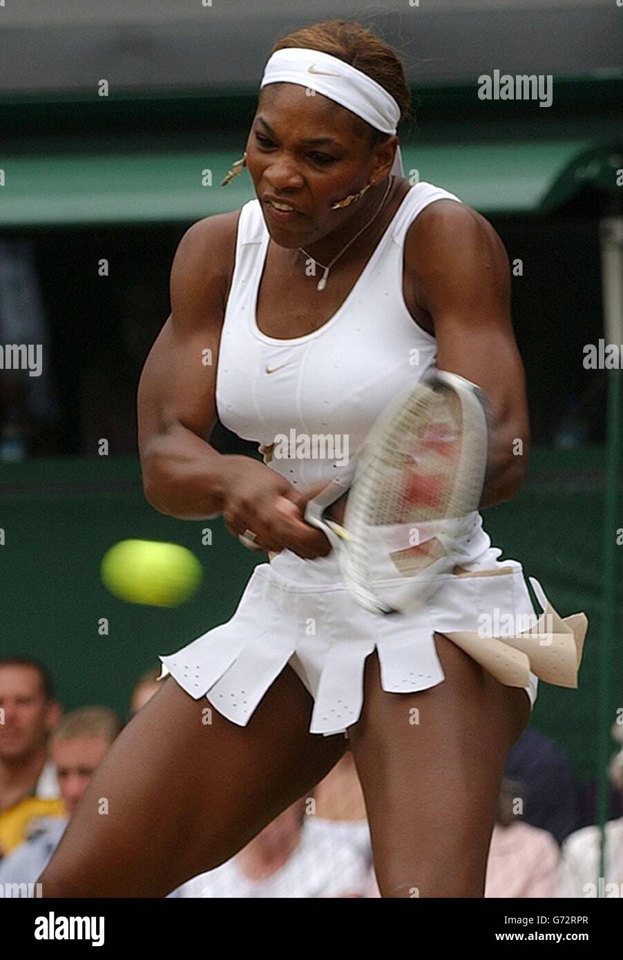La championne défenderesse Serena Williams des États-Unis en action contre  la camarade américaine Jennifer Capriati dans le quart de finale du tournoi  de célibataires des dames des Championnats de tennis de pelouse