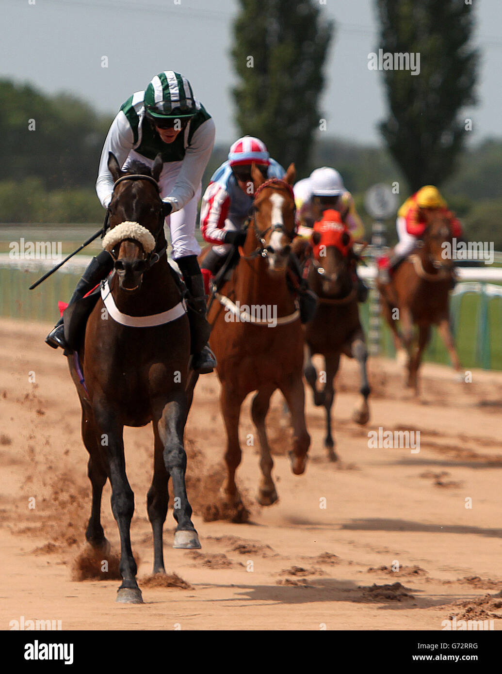 Dynastique monté par K. Wood (à gauche) gagne le Quicksilverslots plus Jackpots plus de machines amateurs Riders classés revendiquant des enjeux à l'hippodrome de Southwell, Southwell. Banque D'Images