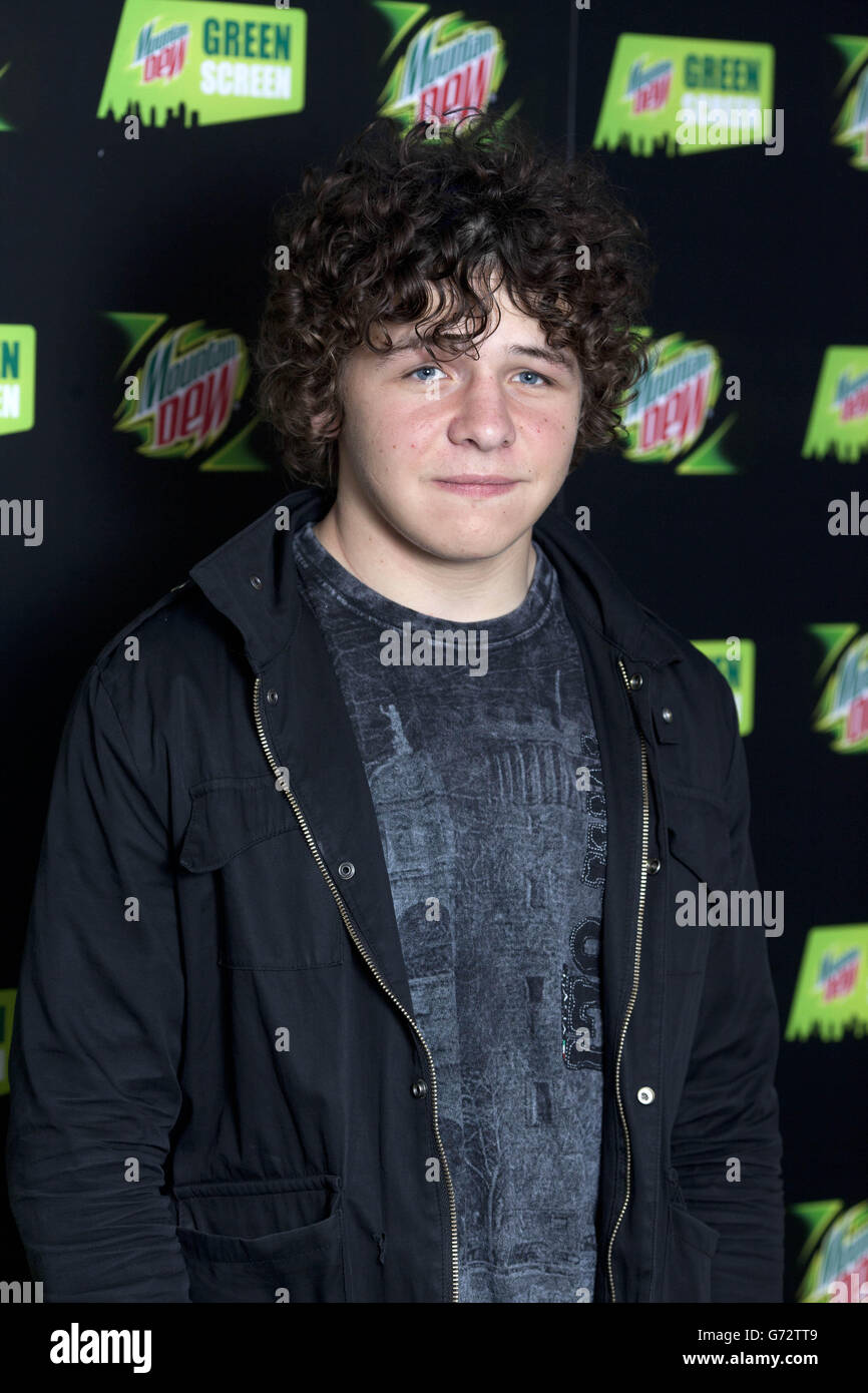 L'acteur surnuméroté Daniel Roche assiste à l'écran vert Mountain Dew