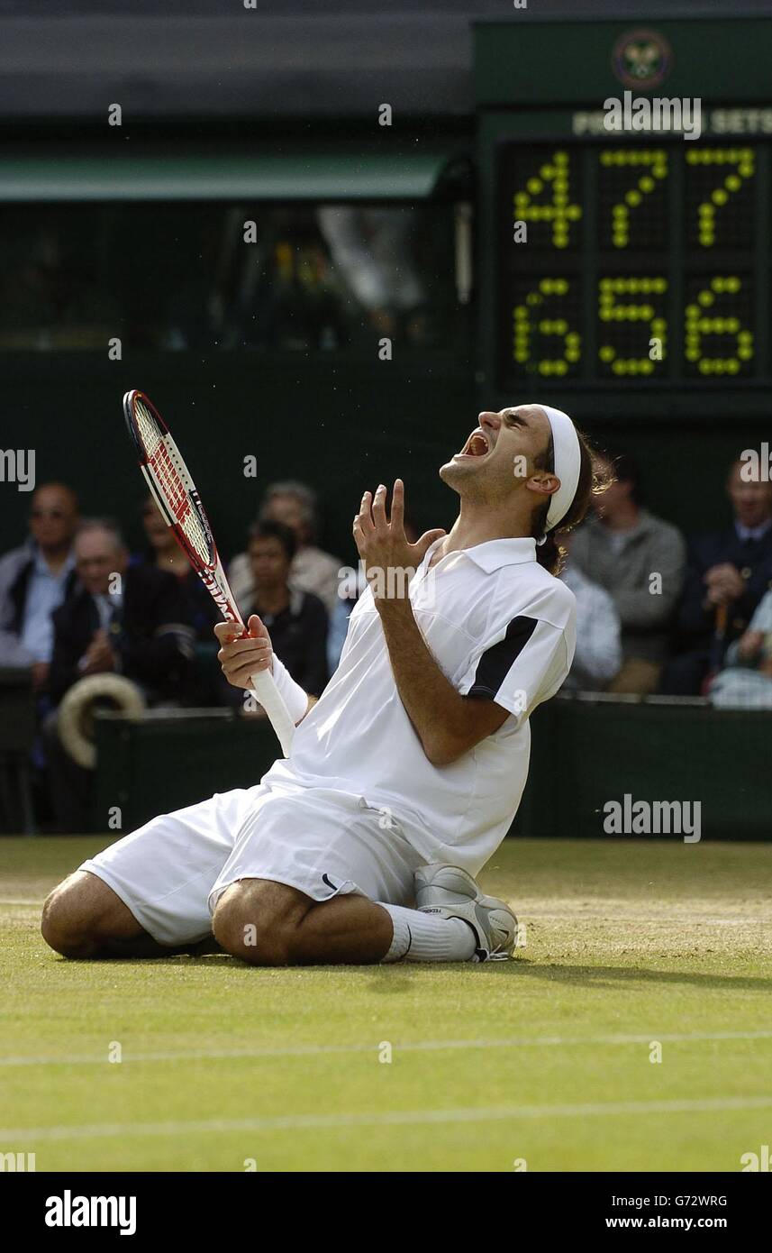Roger Federer, de Suisse, se met à genoux après avoir battu Andy Roddick  des États-Unis dans la finale du tournoi de singles hommes aux championnats  de tennis de pelouse à Wimbledon, Londres.Note