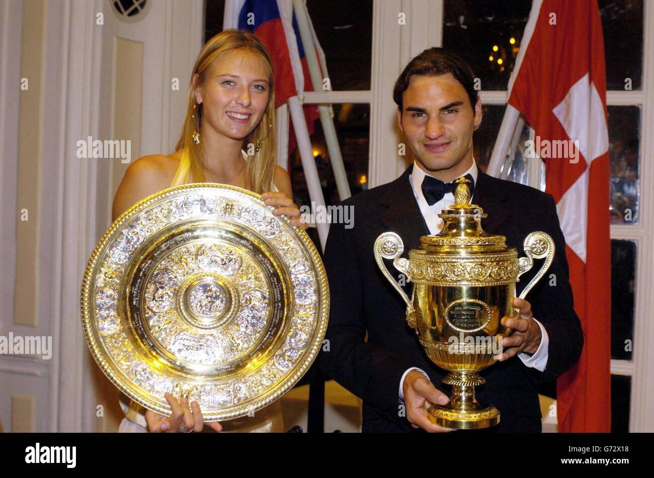 Maria Sharapova, championne féminine, et Roger Federer, championne féminine, avec leurs trophées au Wimbledon ball au Savoy Hotel de Londres. Banque D'Images