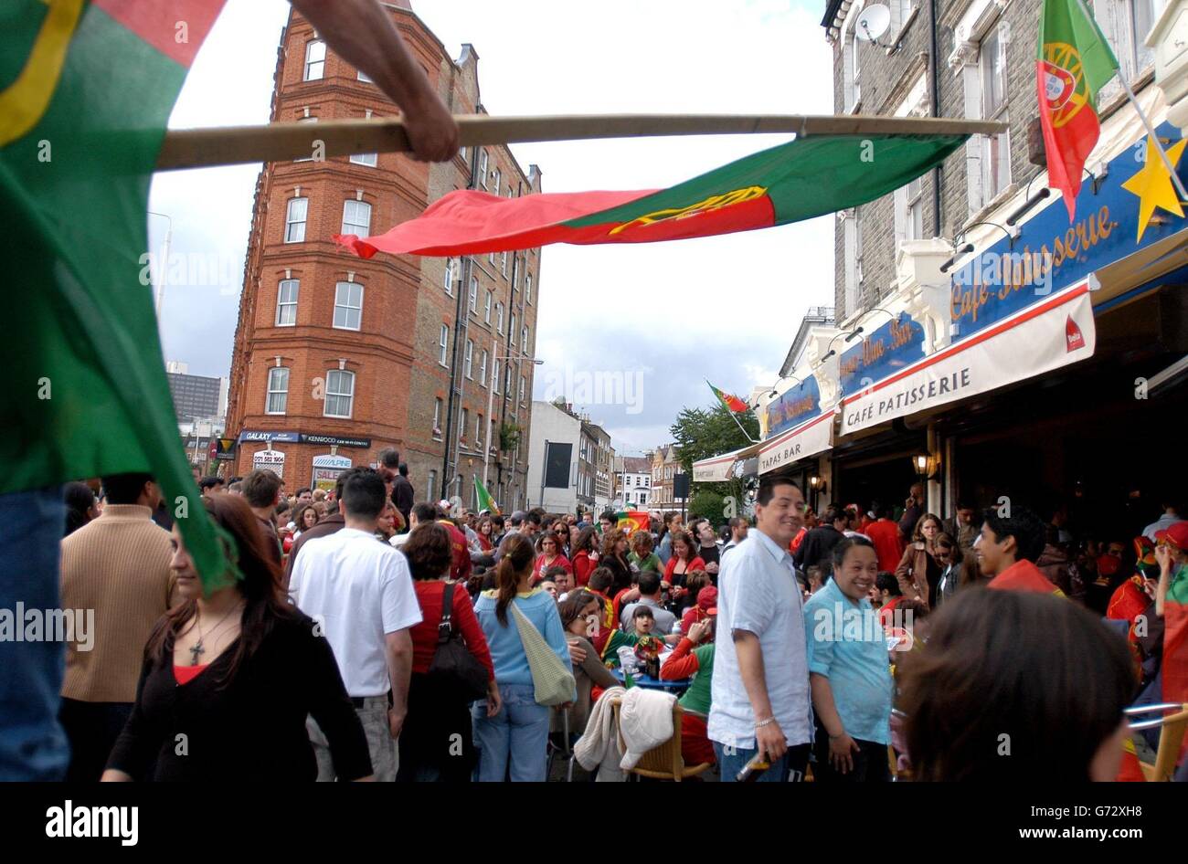 Les fans portugais se réunissent sur South Lambeth Road à Londres pour soutenir leur équipe nationale de football portugais qui joue ce soir contre la Grèce à Lisbonne en finale de l'Euro 2004. Banque D'Images