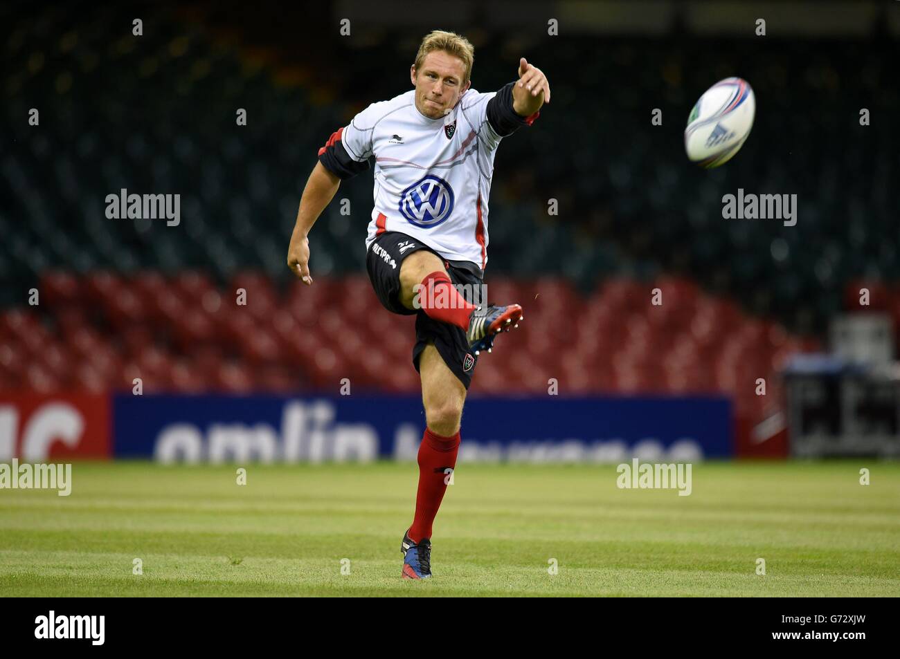 Jonny Wilkinson, de RC Toulon, pratique sa frappe lors de la séance d'entraînement au Millennium Stadium, à Cardiff. Banque D'Images